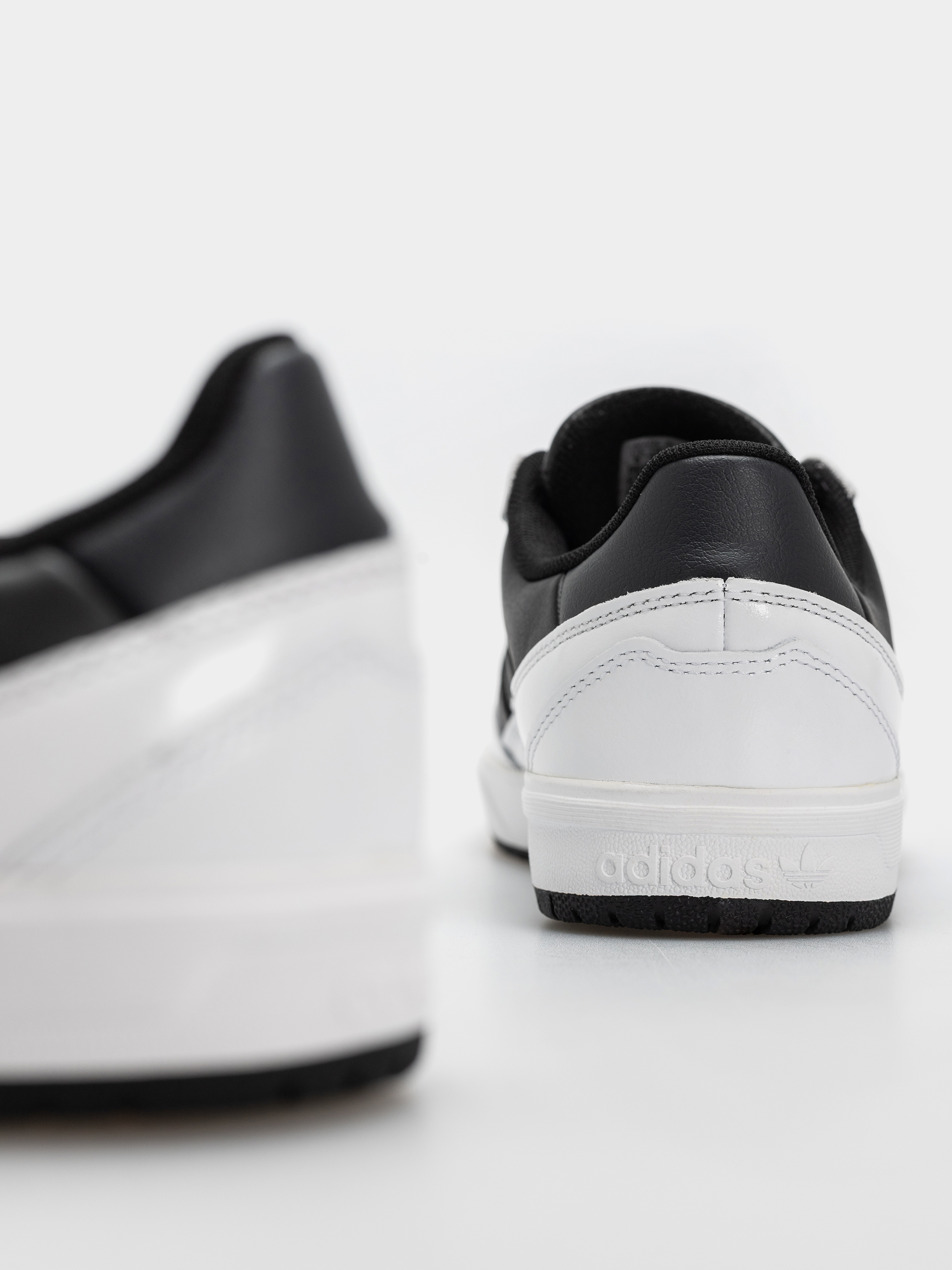 Buty adidas Tyshawn II (cblack/carbon/ftwwht)