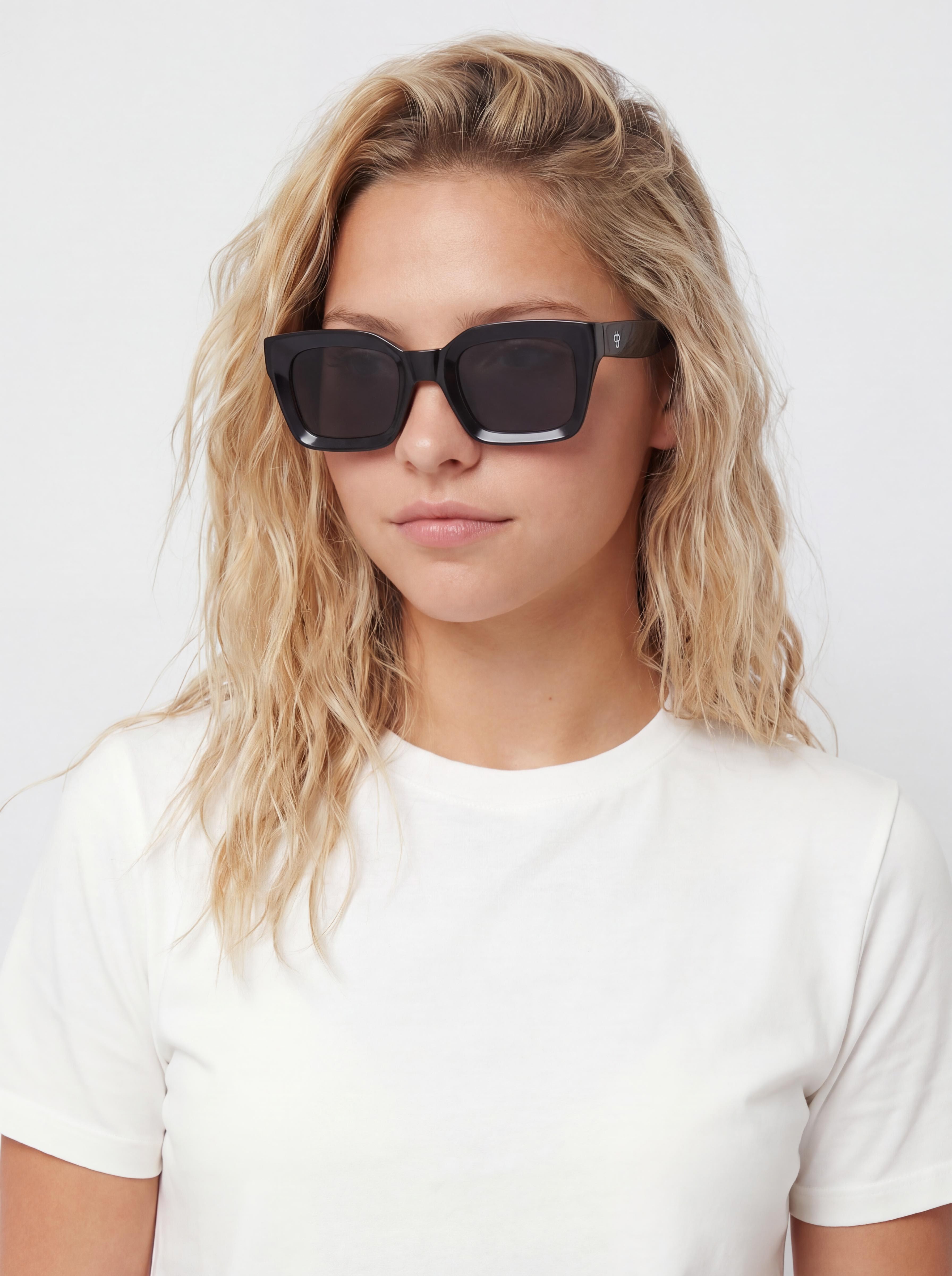 Okulary przeciwsłoneczne CHPO Anna (matte black/black)