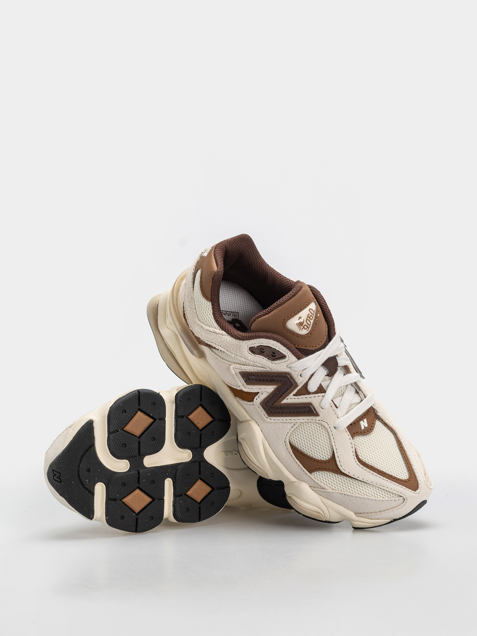 Buty New Balance 9060 JR (breakfast tea/angora)