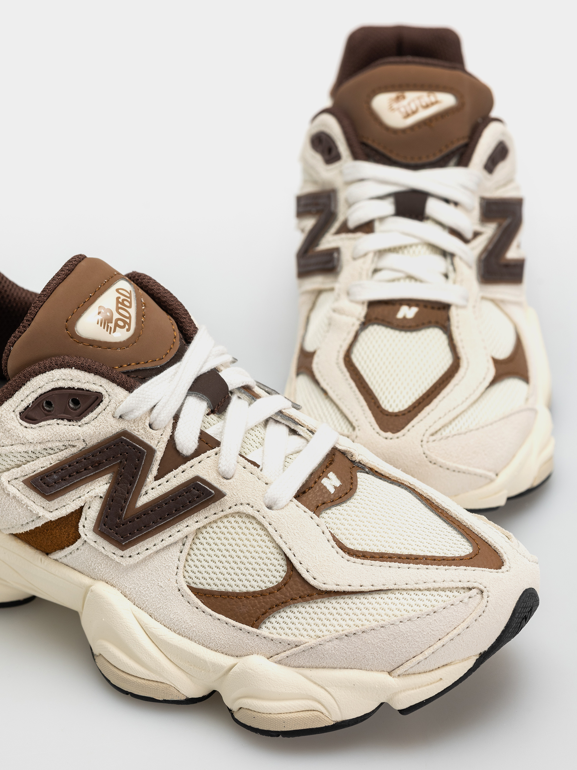 Buty New Balance 9060 JR (breakfast tea/angora)