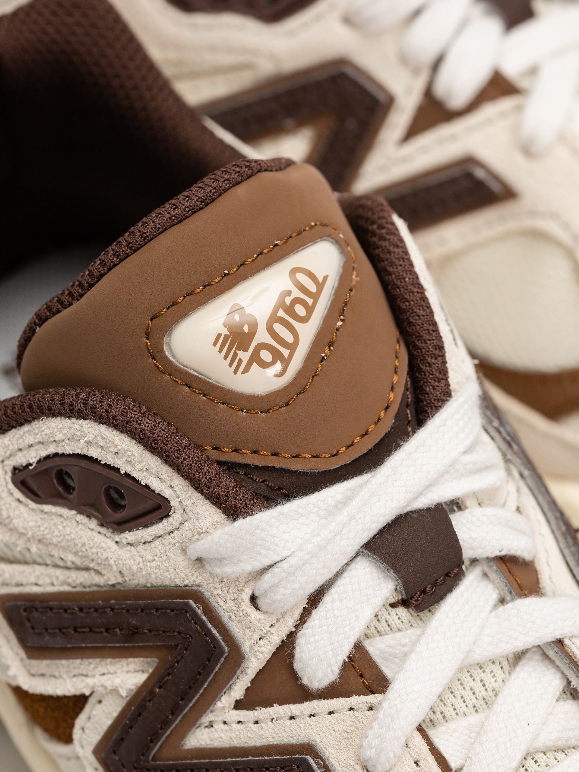 Buty New Balance 9060 JR (breakfast tea/angora)