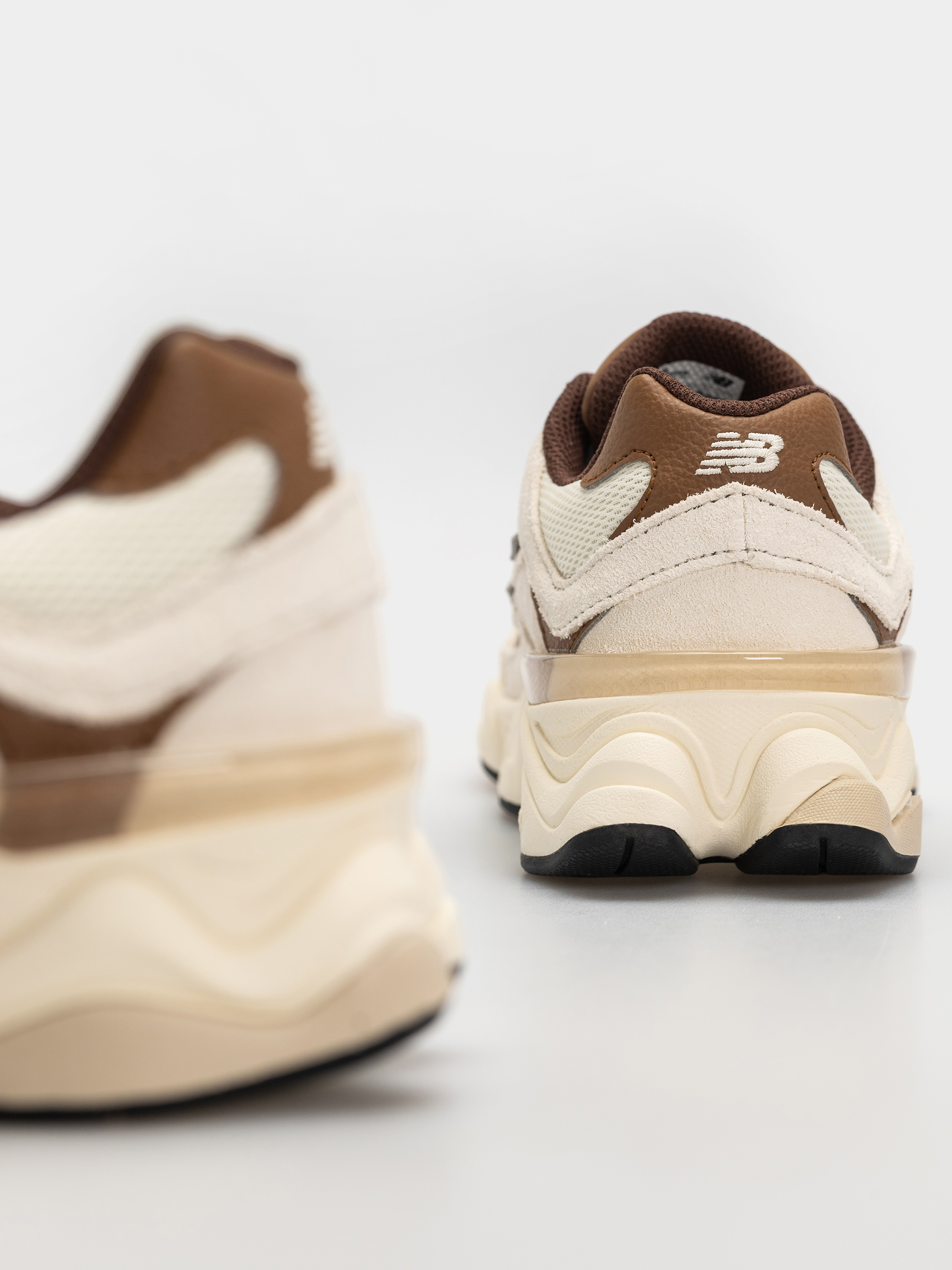 Buty New Balance 9060 JR (breakfast tea/angora)