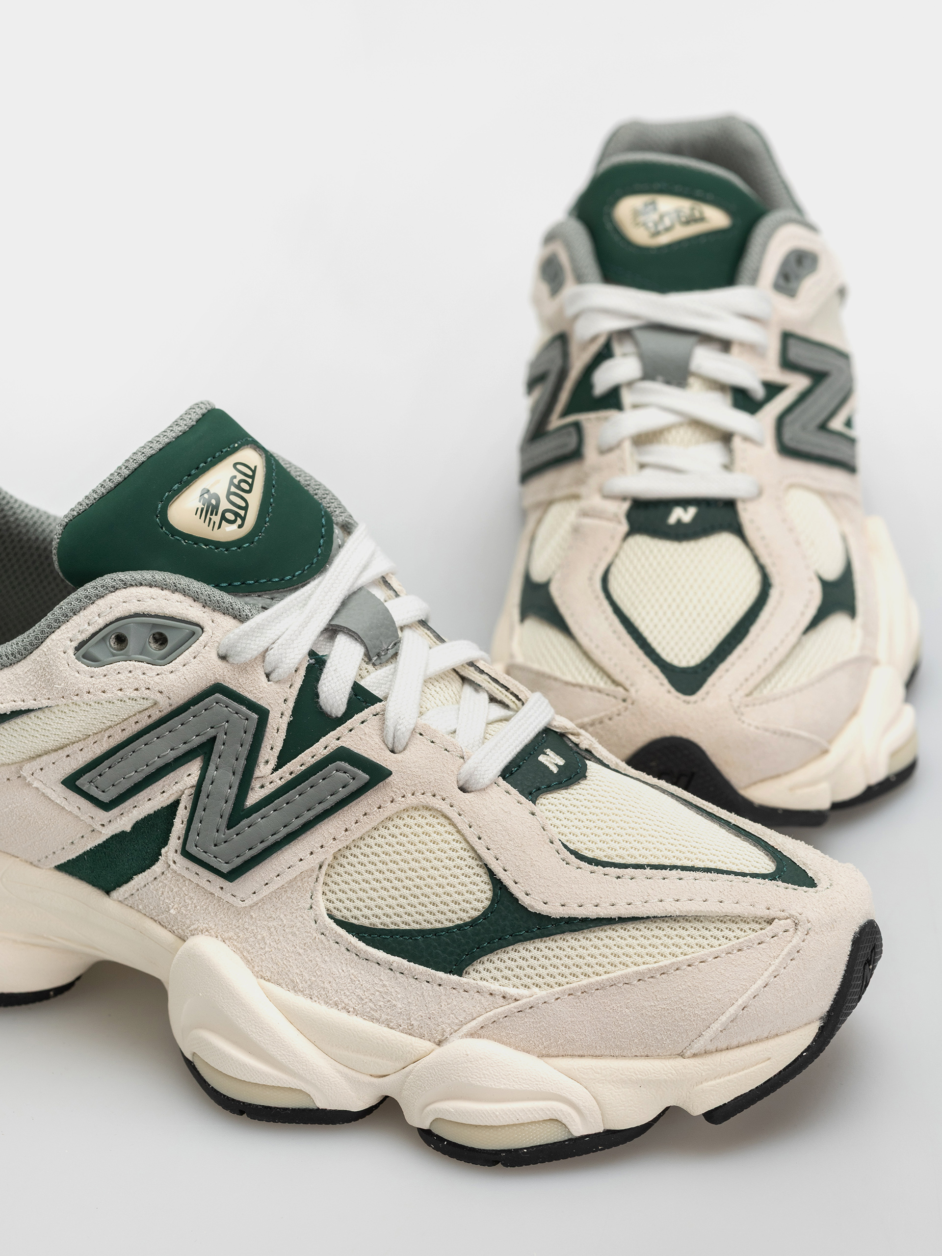 Buty New Balance 9060 (nightwatch green/angora)