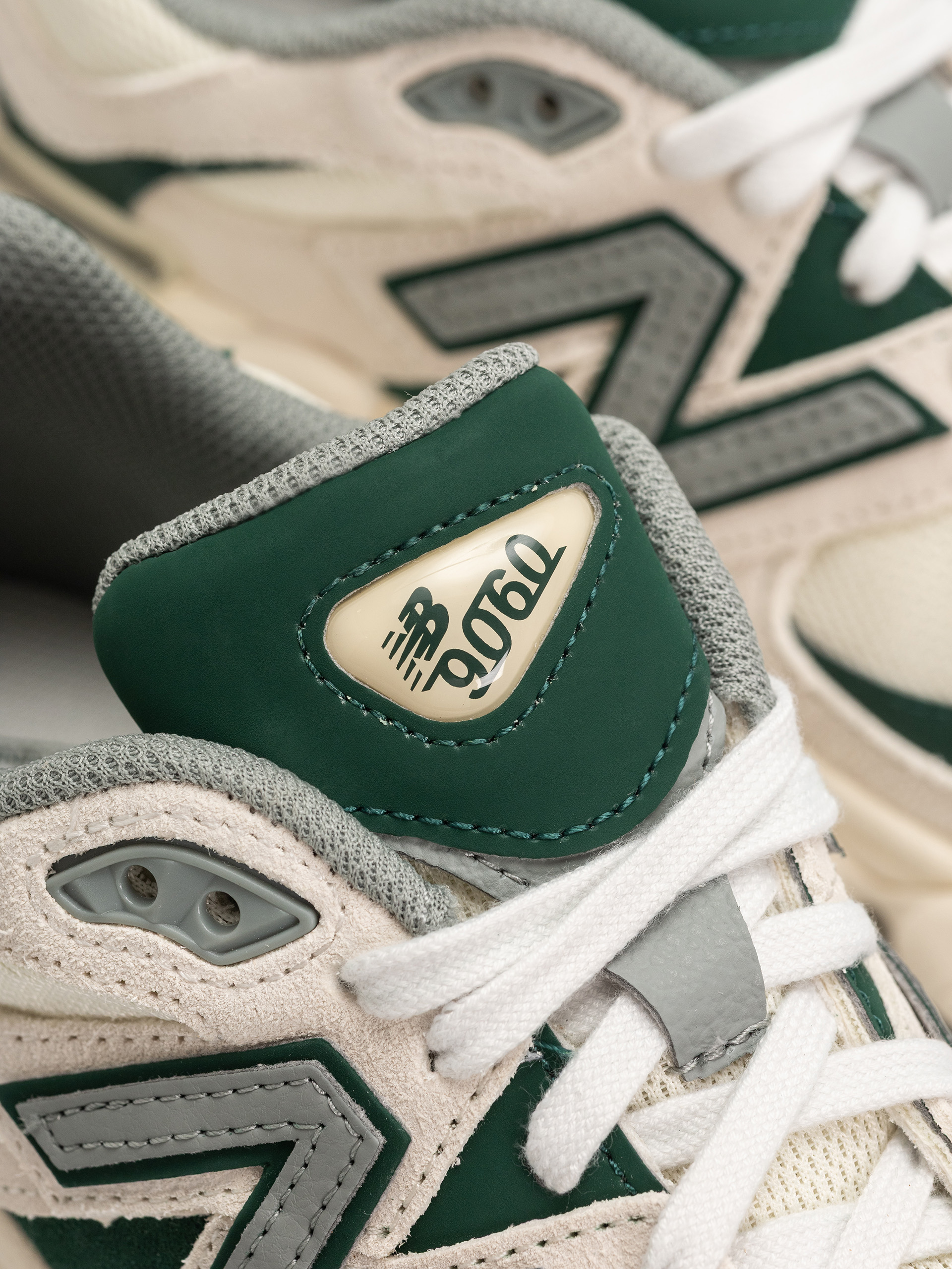 Buty New Balance 9060 (nightwatch green/angora)