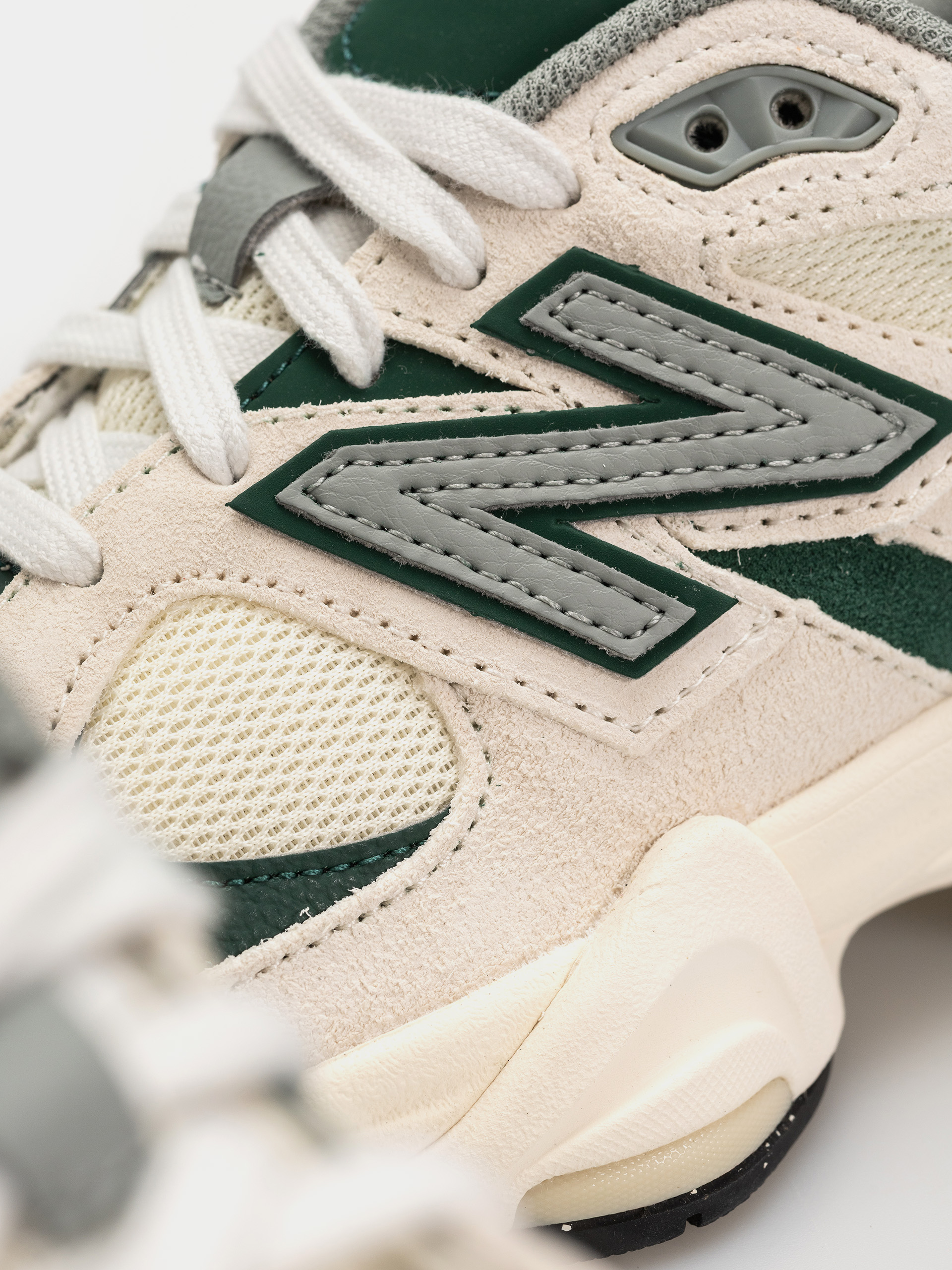 Buty New Balance 9060 (nightwatch green/angora)