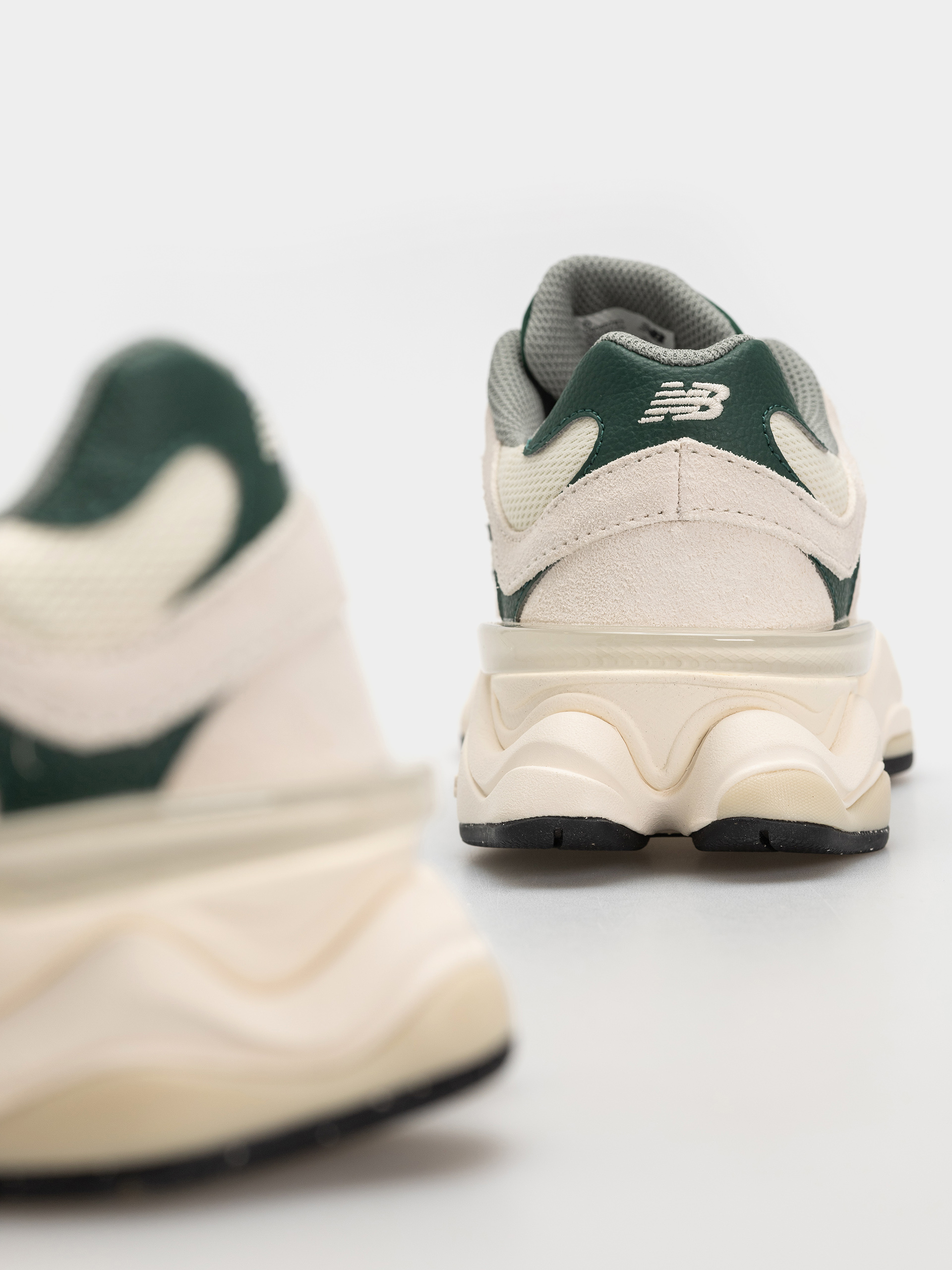 Buty New Balance 9060 (nightwatch green/angora)
