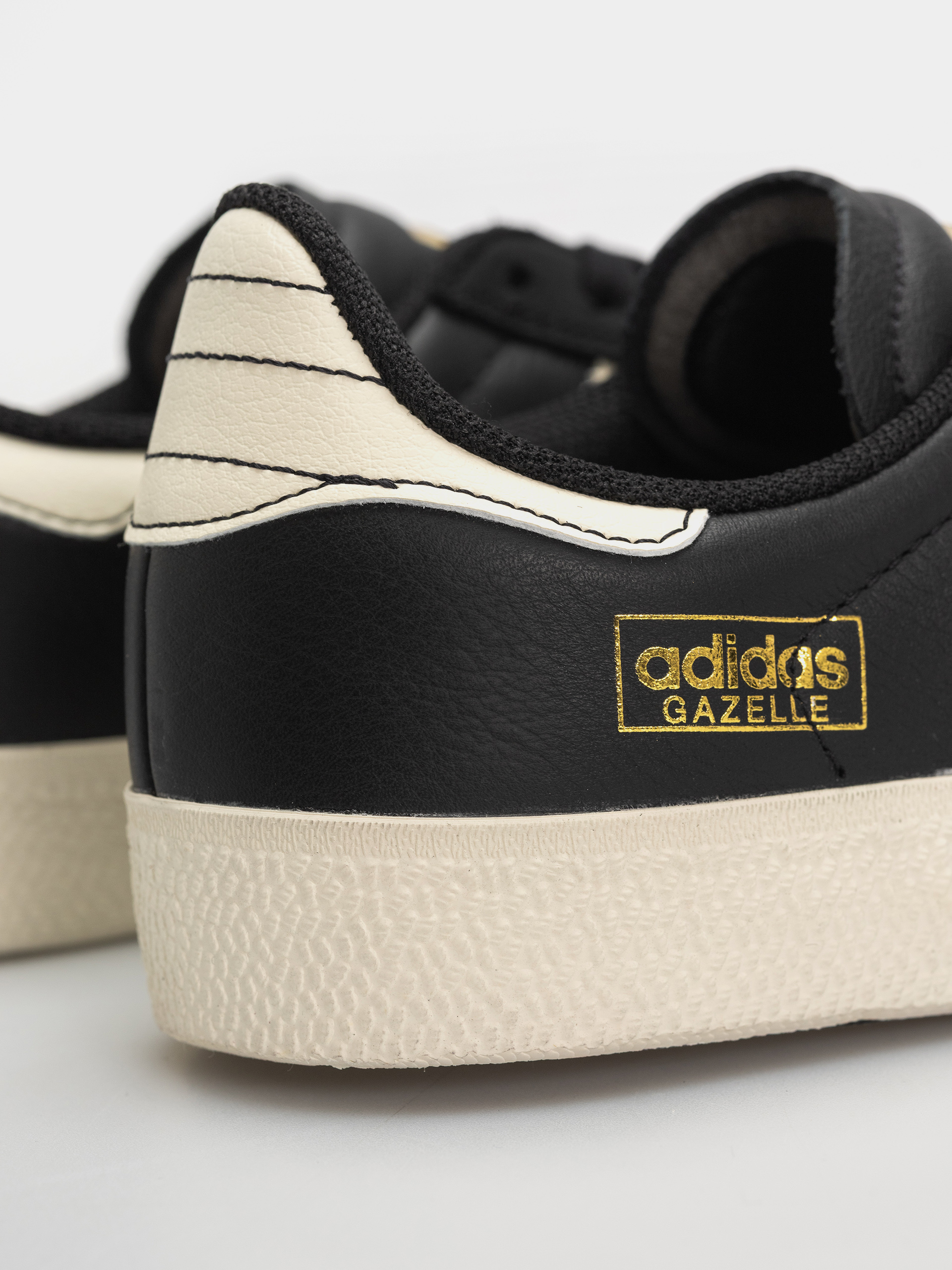 Buty adidas Gazelle Adv (cblack/crewht/goldmt)