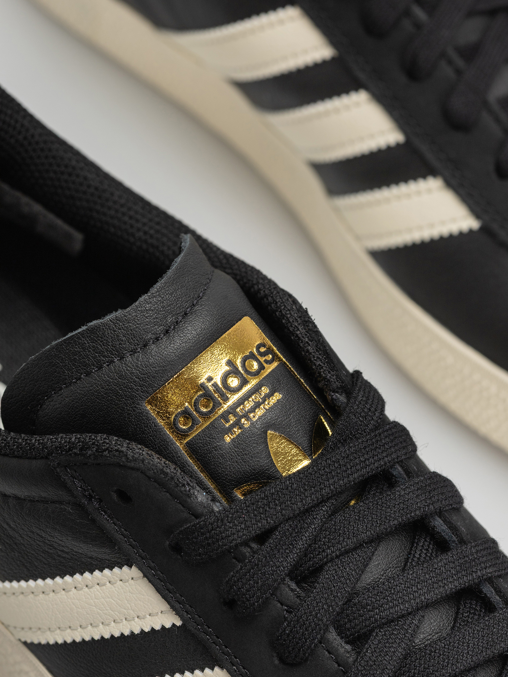 Buty adidas Gazelle Adv (cblack/crewht/goldmt)