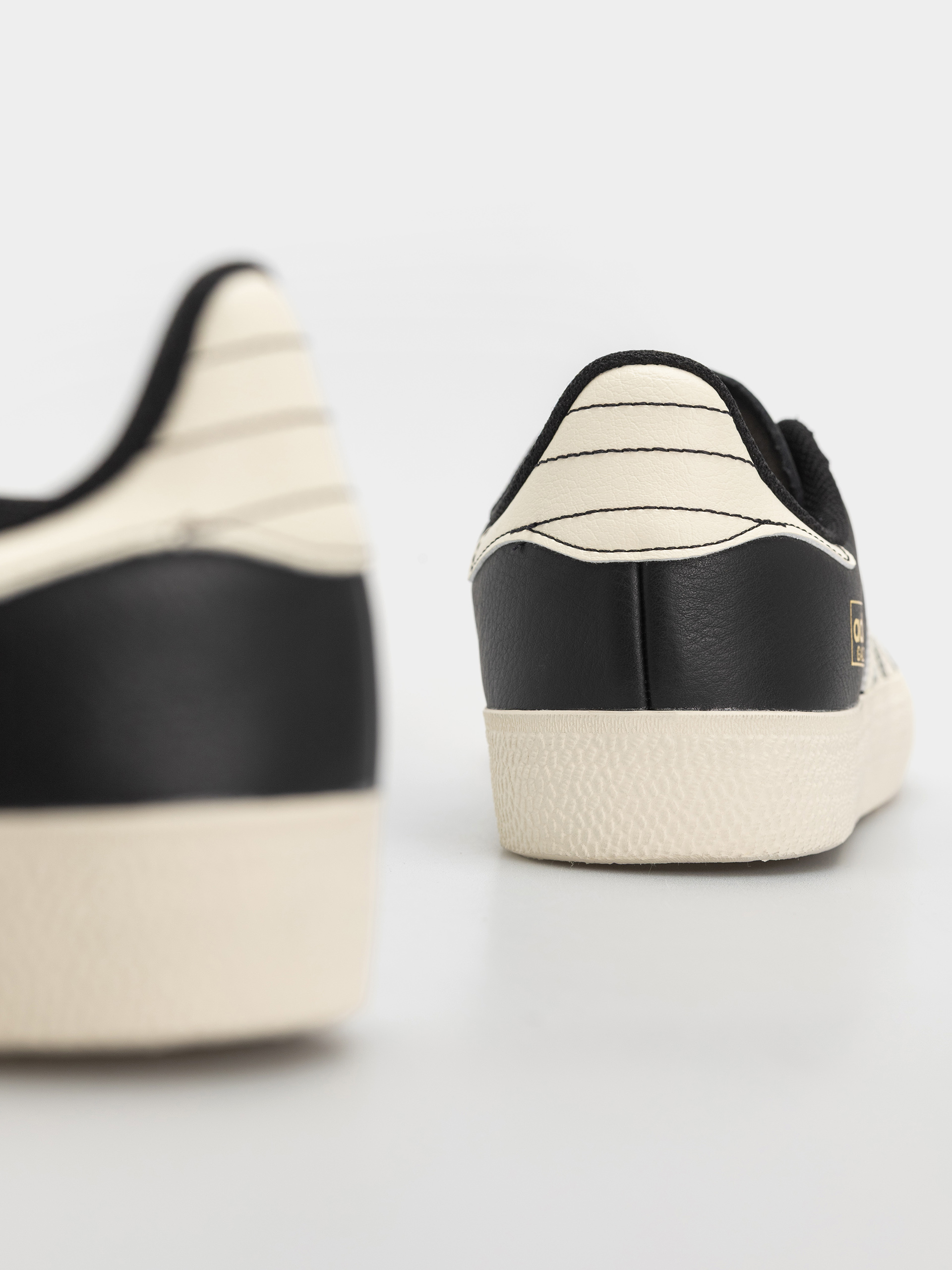 Buty adidas Gazelle Adv (cblack/crewht/goldmt)
