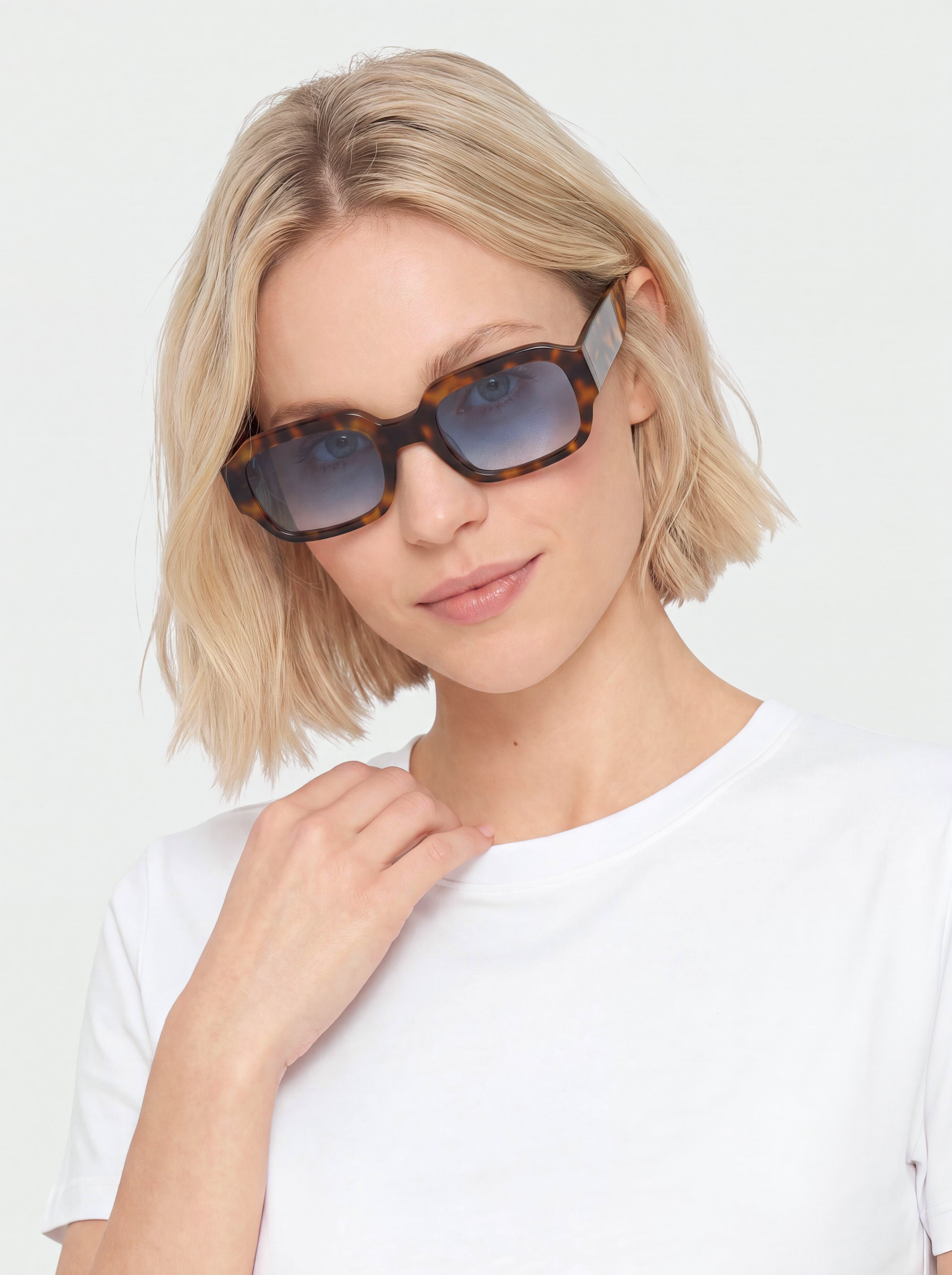 Okulary przeciwsłoneczne MessyWeekend Downey (tortoise/blue)