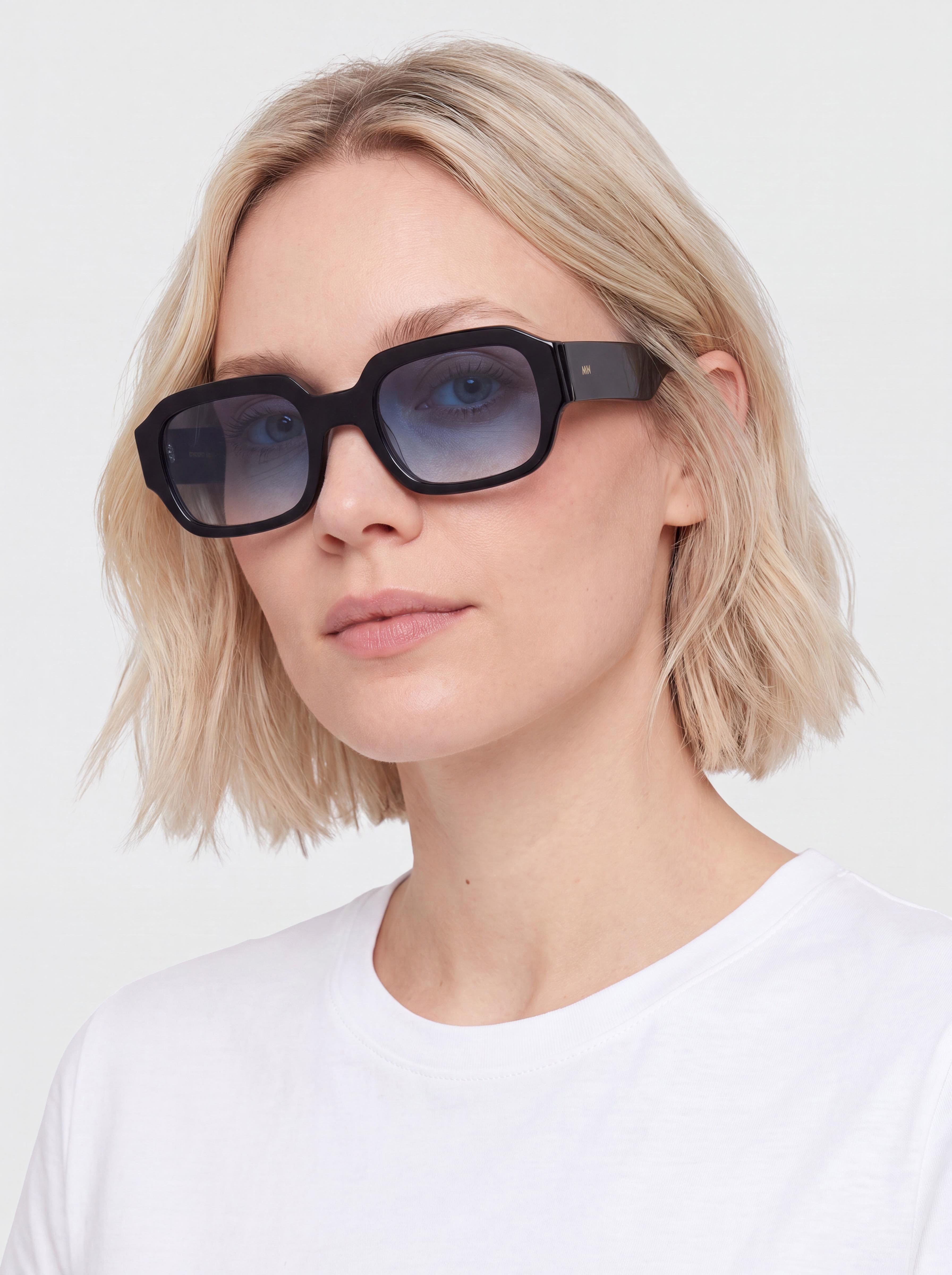 Okulary przeciwsłoneczne MessyWeekend Downey (black/gradient blue)