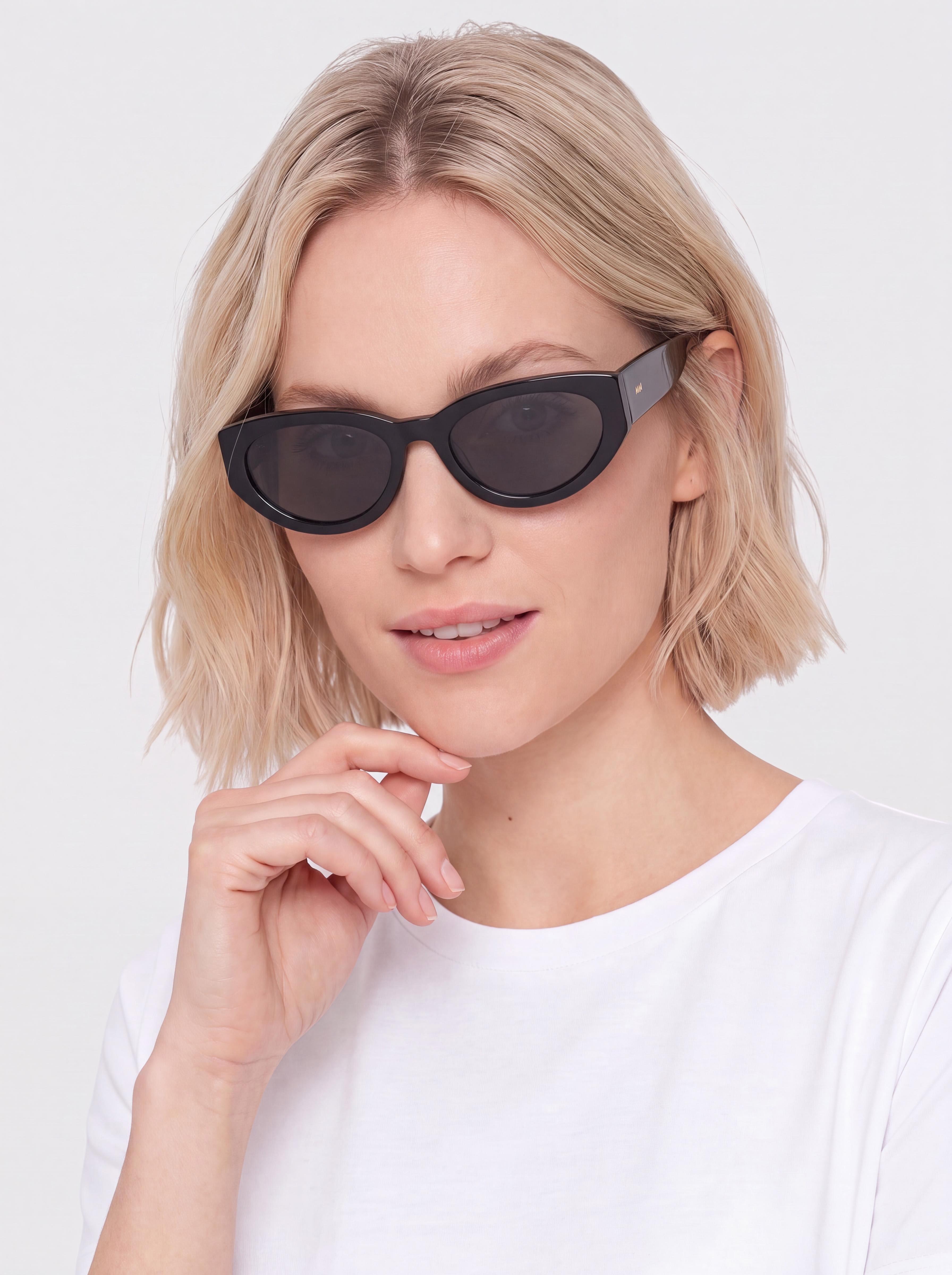 Okulary przeciwsłoneczne MessyWeekend Audrey (black/grey)