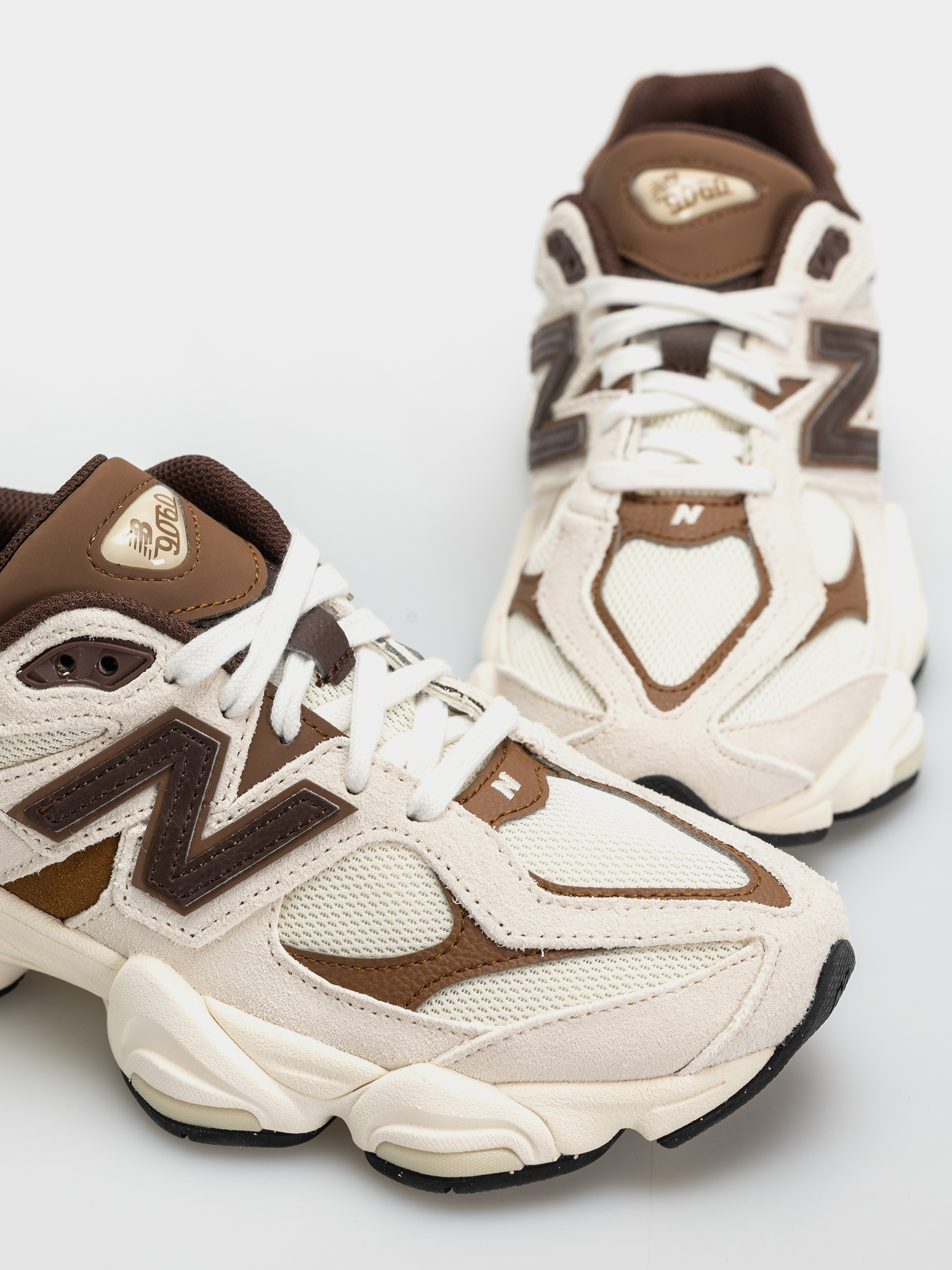 Buty New Balance 9060 (breakfast tea/angora)