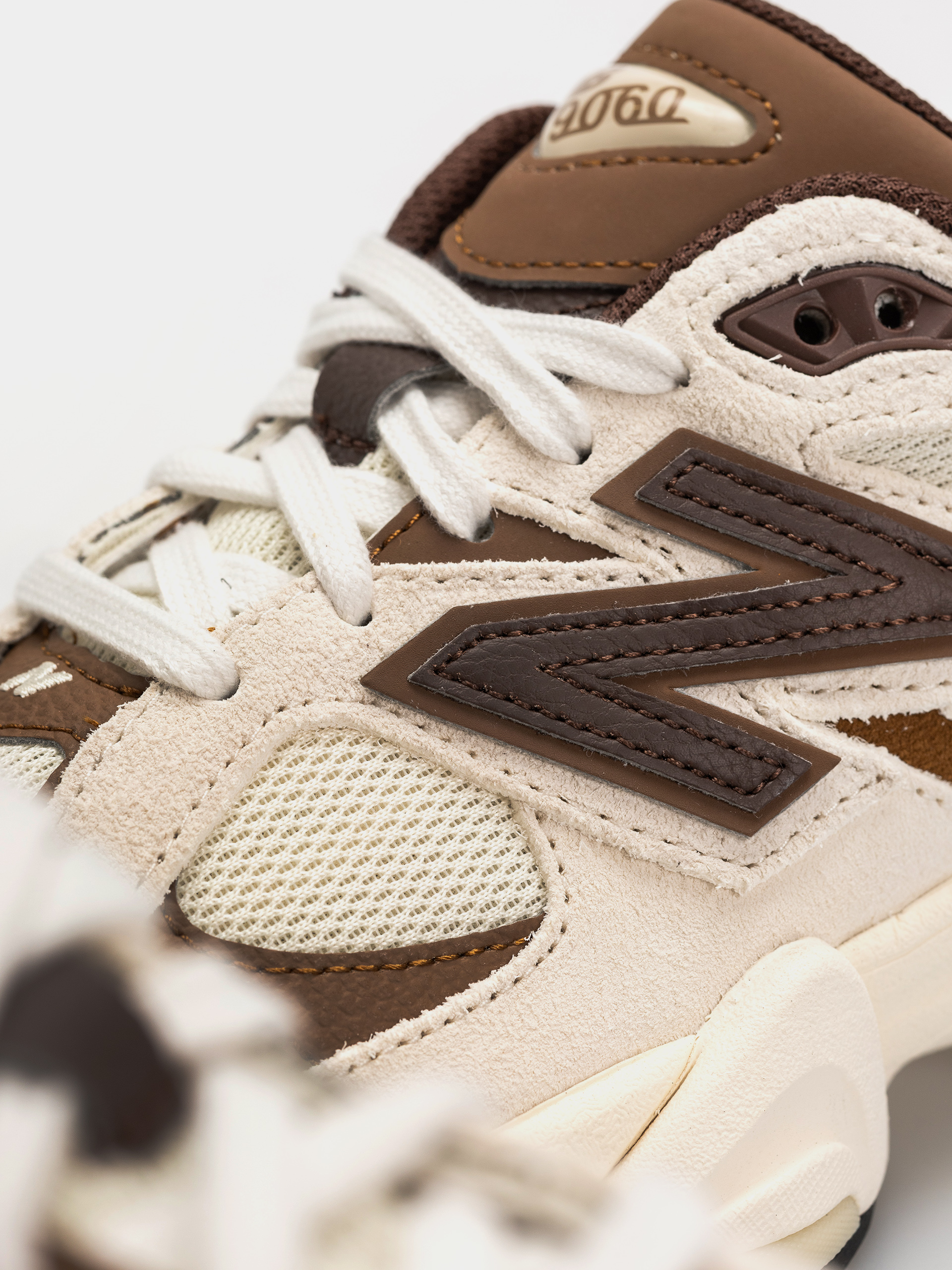 Buty New Balance 9060 (breakfast tea/angora)