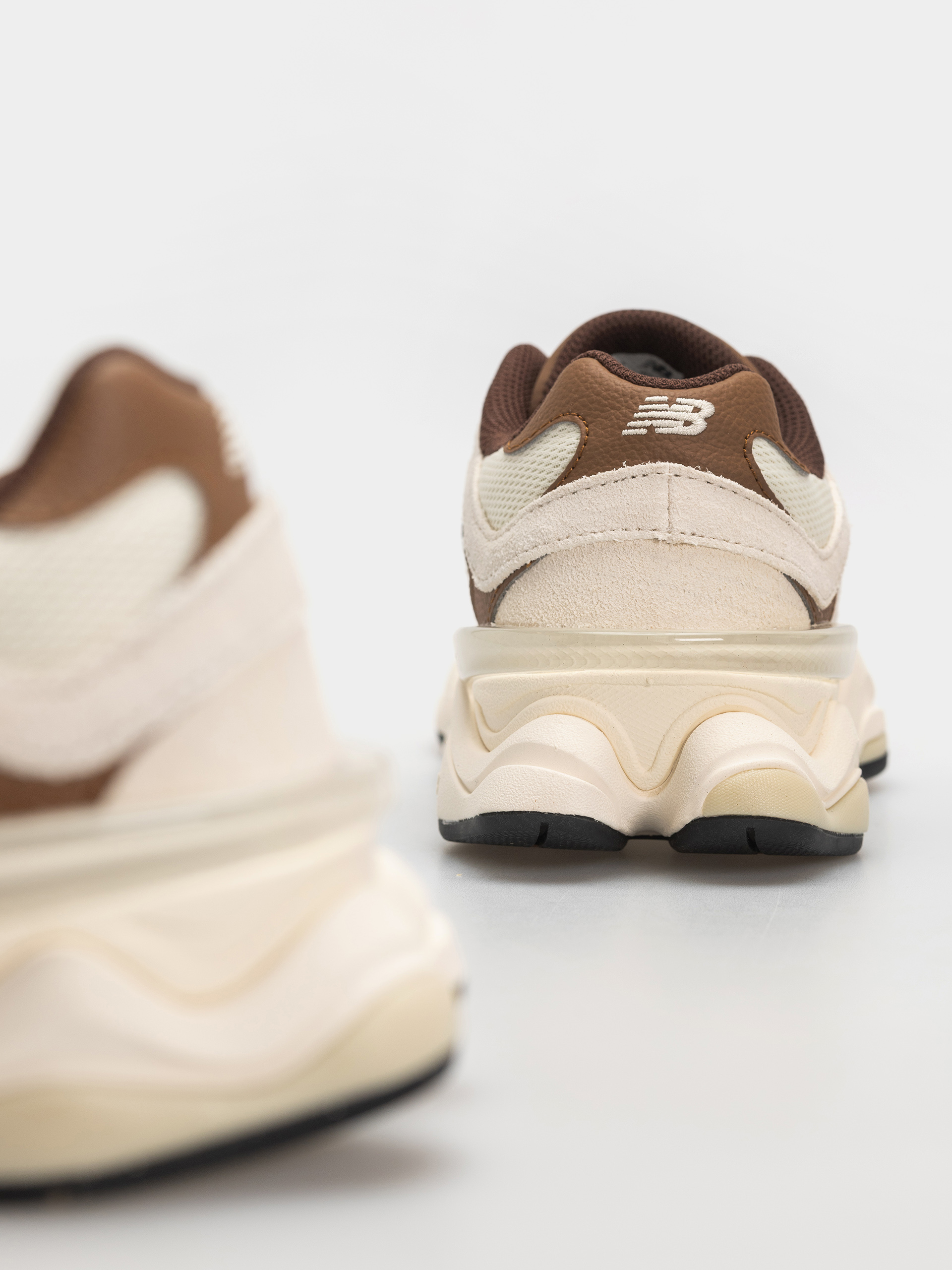Buty New Balance 9060 (breakfast tea/angora)