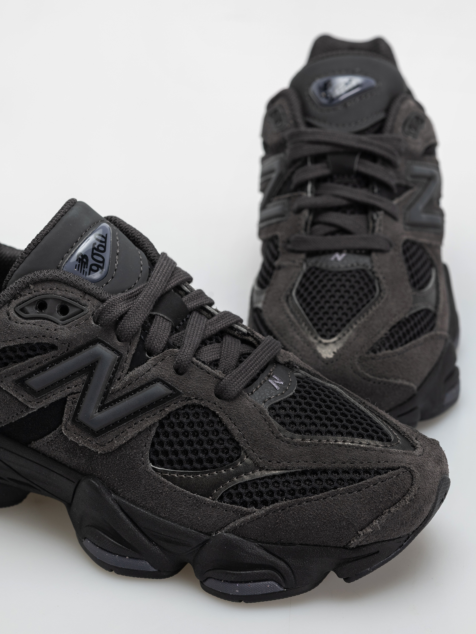 Buty New Balance 9060 JR (black/neptune grey)