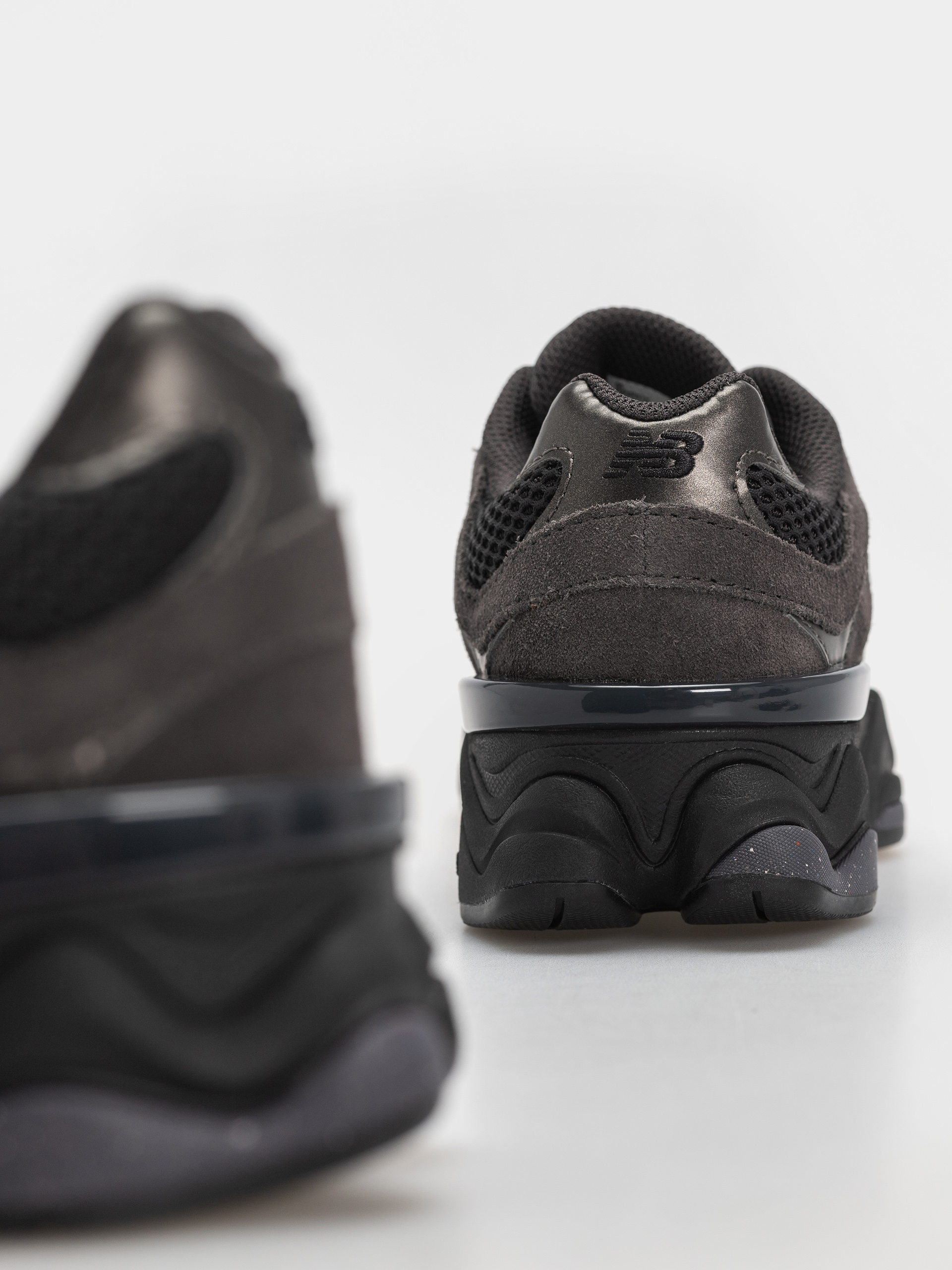 Buty New Balance 9060 JR (black/neptune grey)