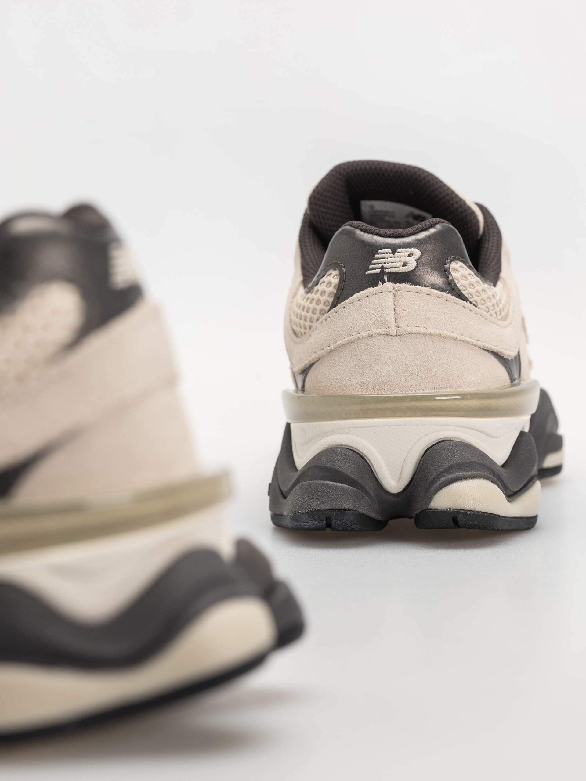 Buty New Balance 9060 (timberwolf/black cement)