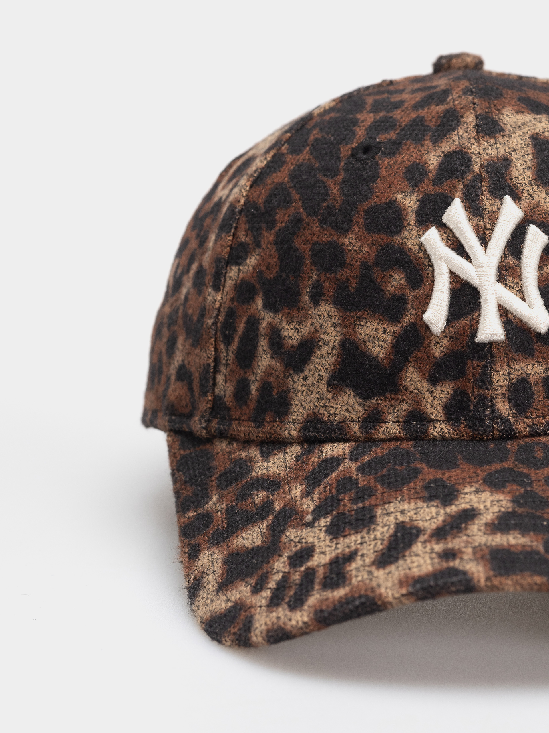 Czapka z daszkiem New Era Cosy Leopard 9Forty New York Yankees Wmn (dark leo)