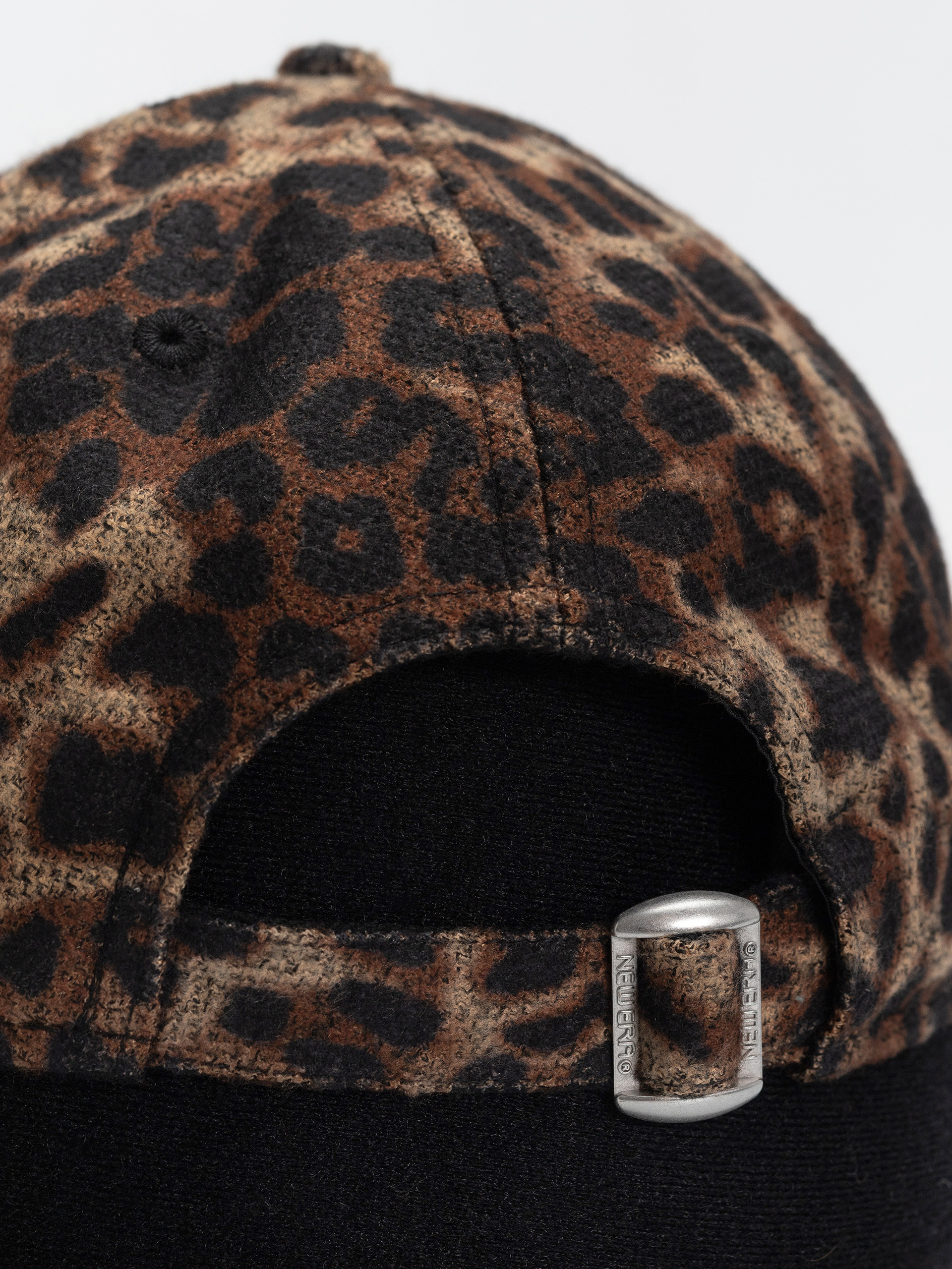 Czapka z daszkiem New Era Cosy Leopard 9Forty New York Yankees Wmn (dark leo)