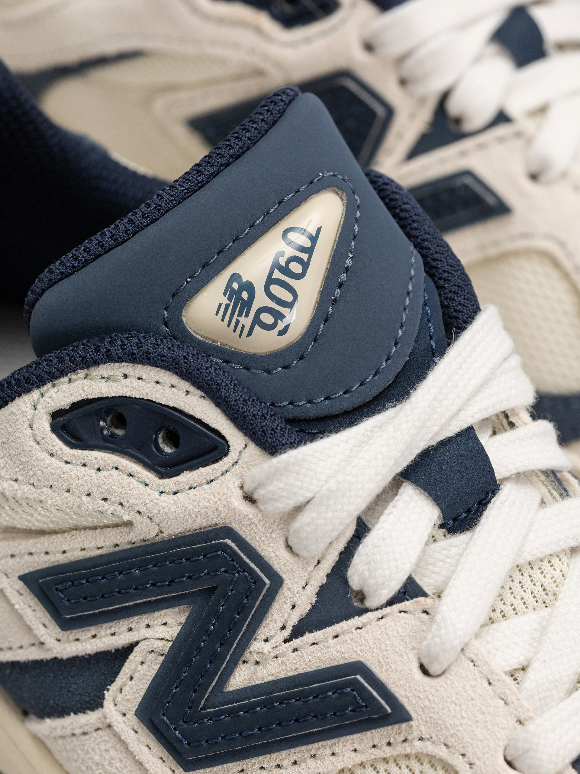 Buty New Balance 9060 JR (nb navy/linen)