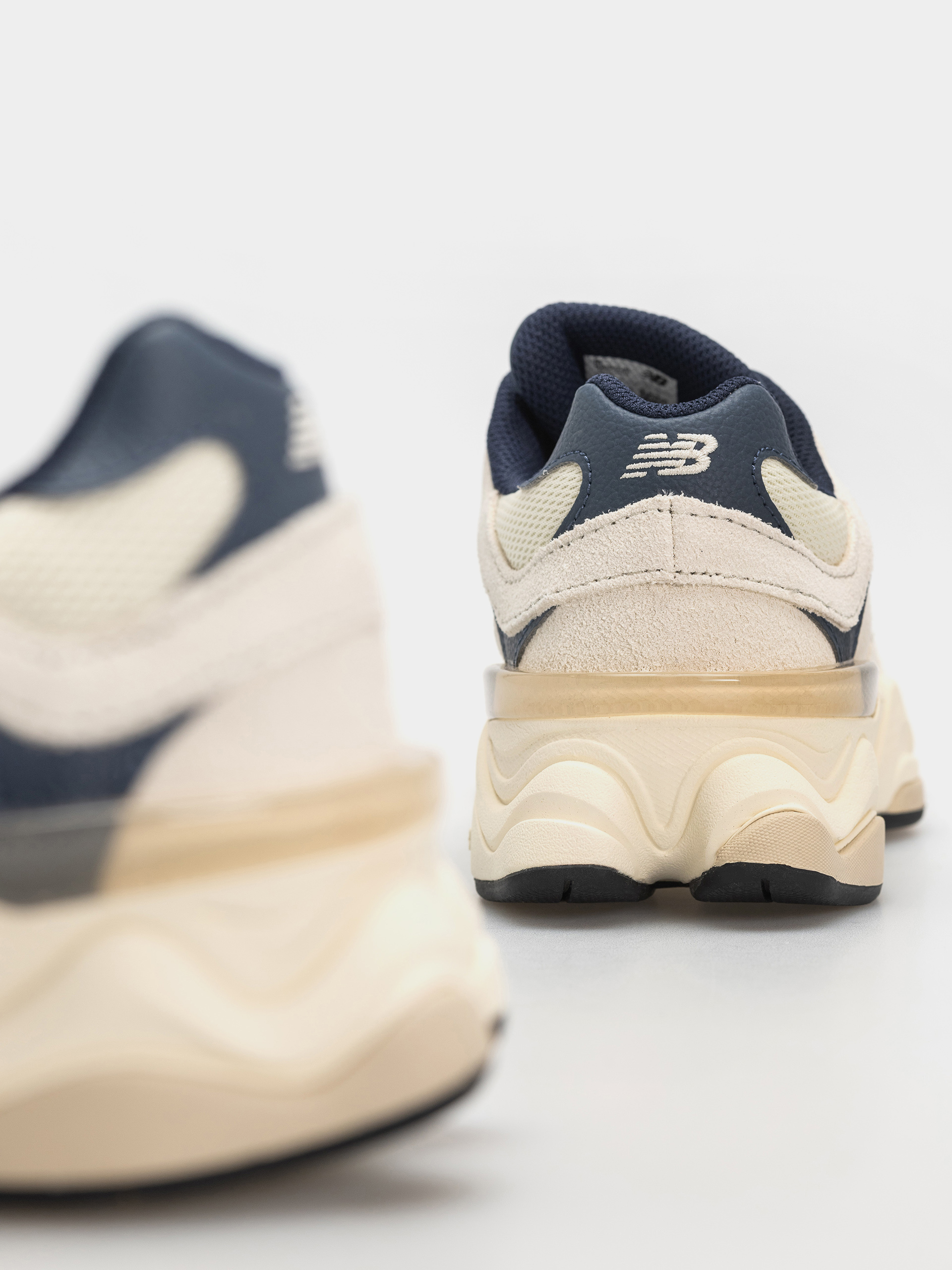 Buty New Balance 9060 JR (nb navy/linen)
