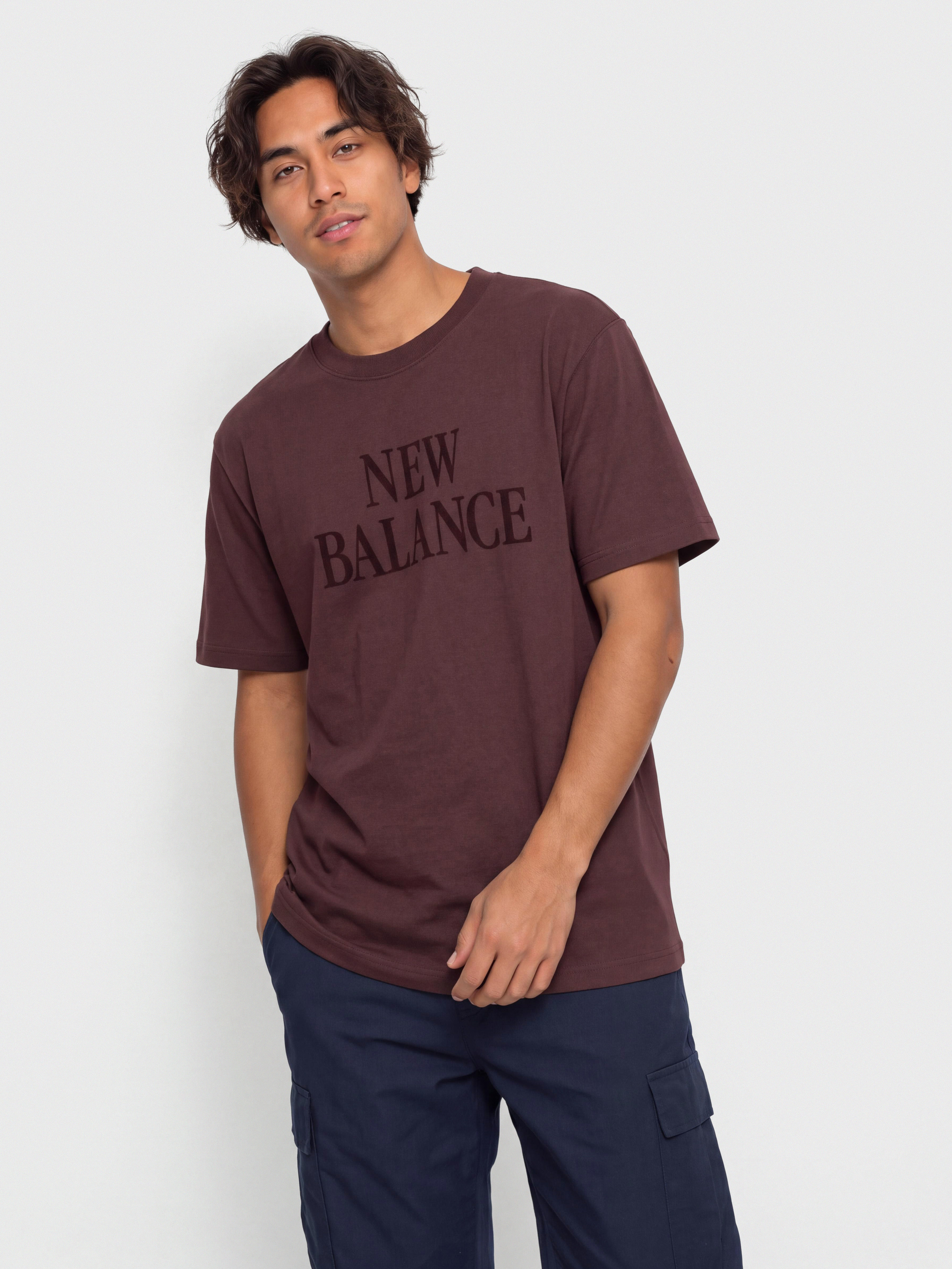 T-shirt New Balance Athletics Flocked Logo (cherry leather)