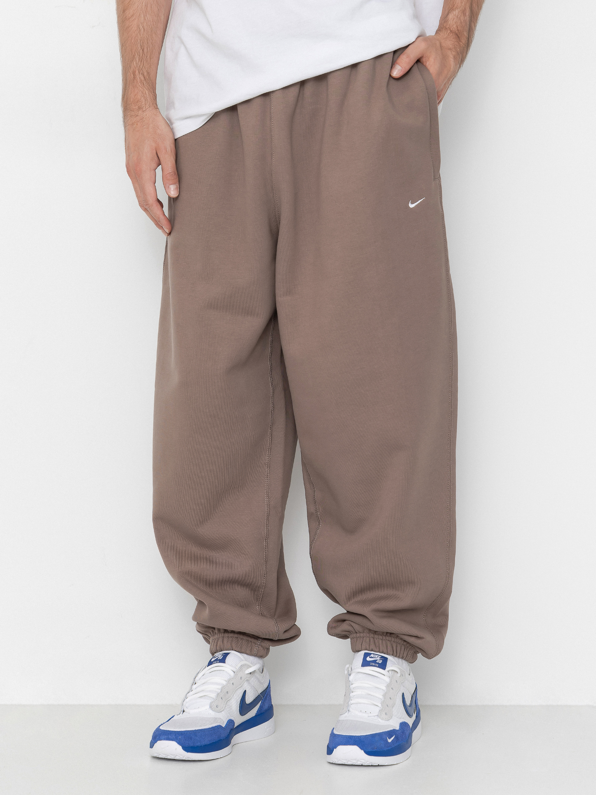 Spodnie Nike SB Solo Swoosh (mink brown/mink brown/white)
