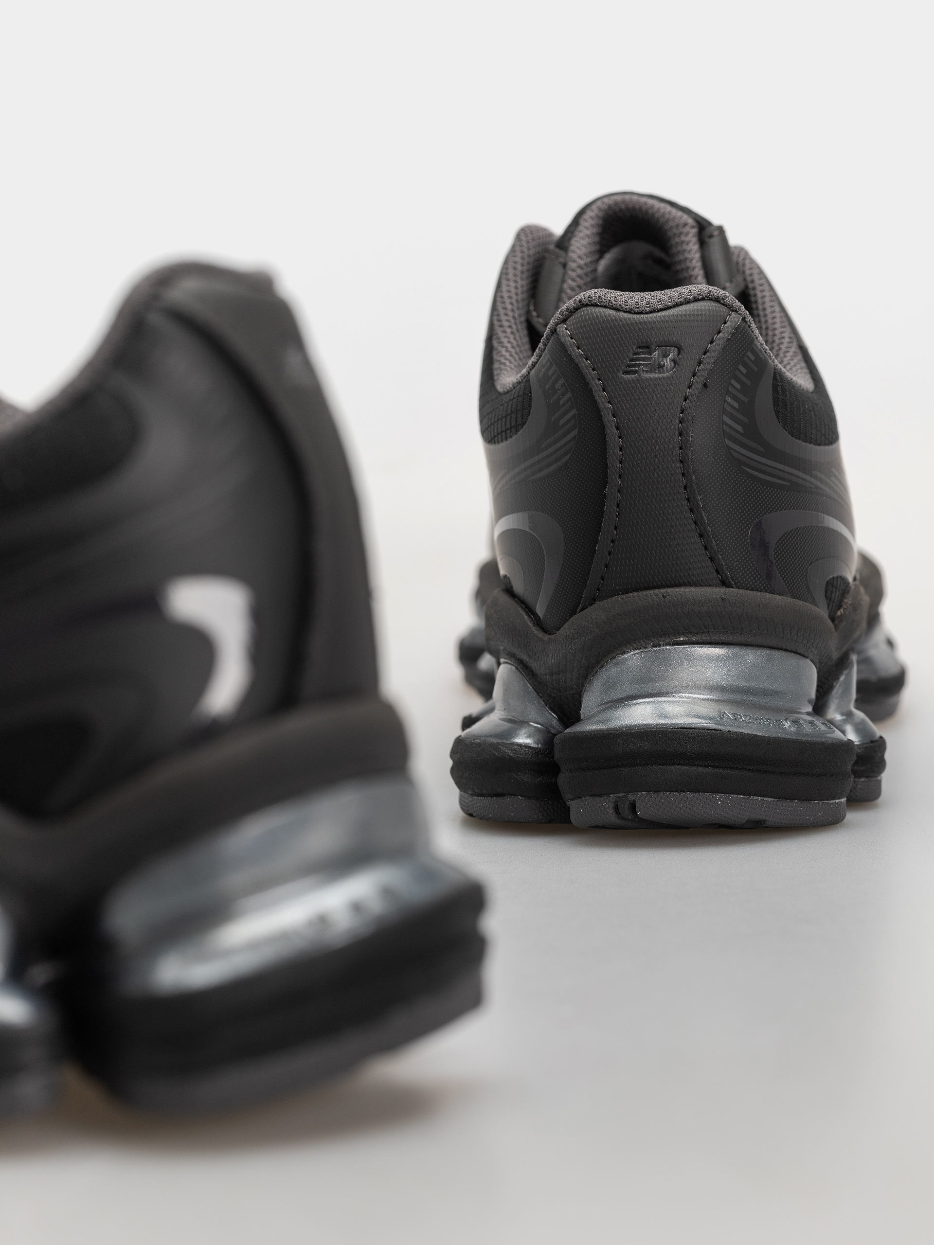 Buty New Balance 2000 (black/black cement/magnet)