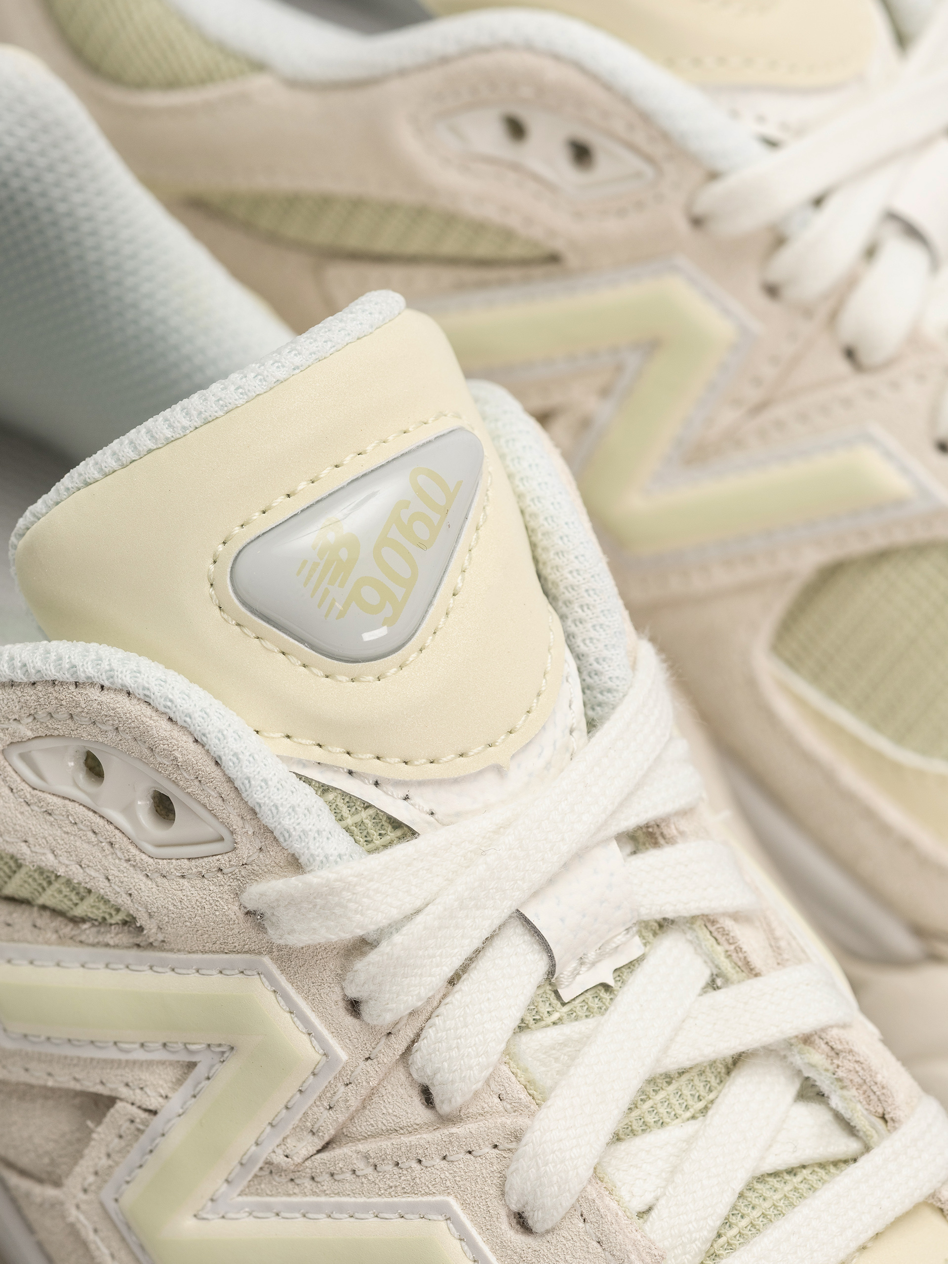 Buty New Balance 9060 (pistachio butter/angora)