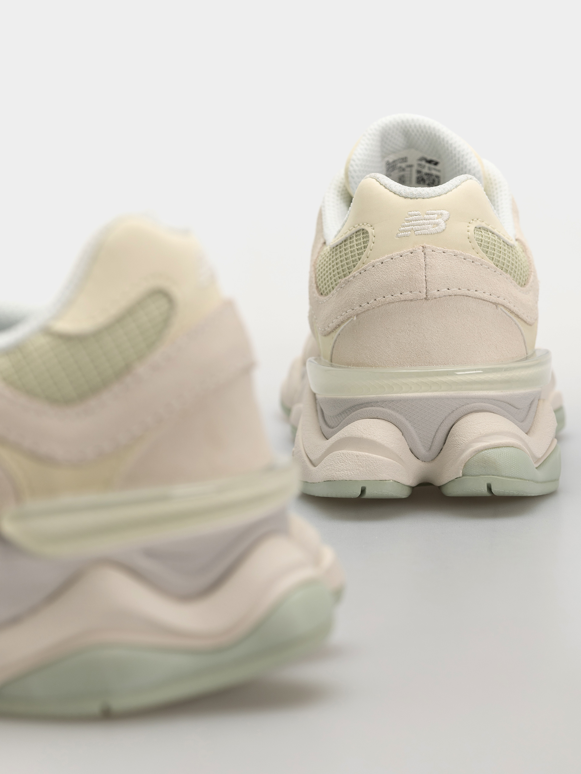 Buty New Balance 9060 (pistachio butter/angora)