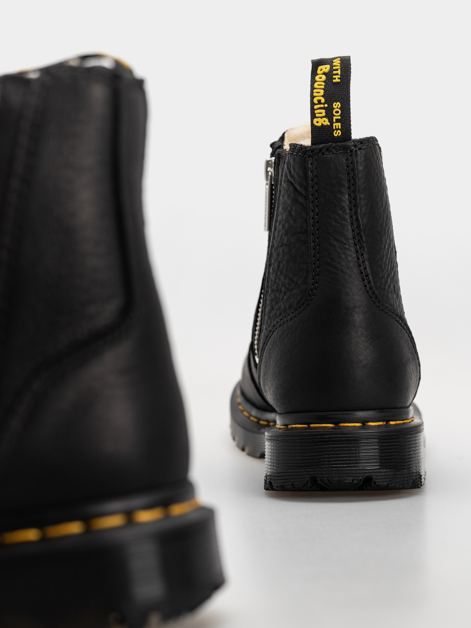 Buty Dr. Martens 2976 Alyson w Zips Wmn (black)