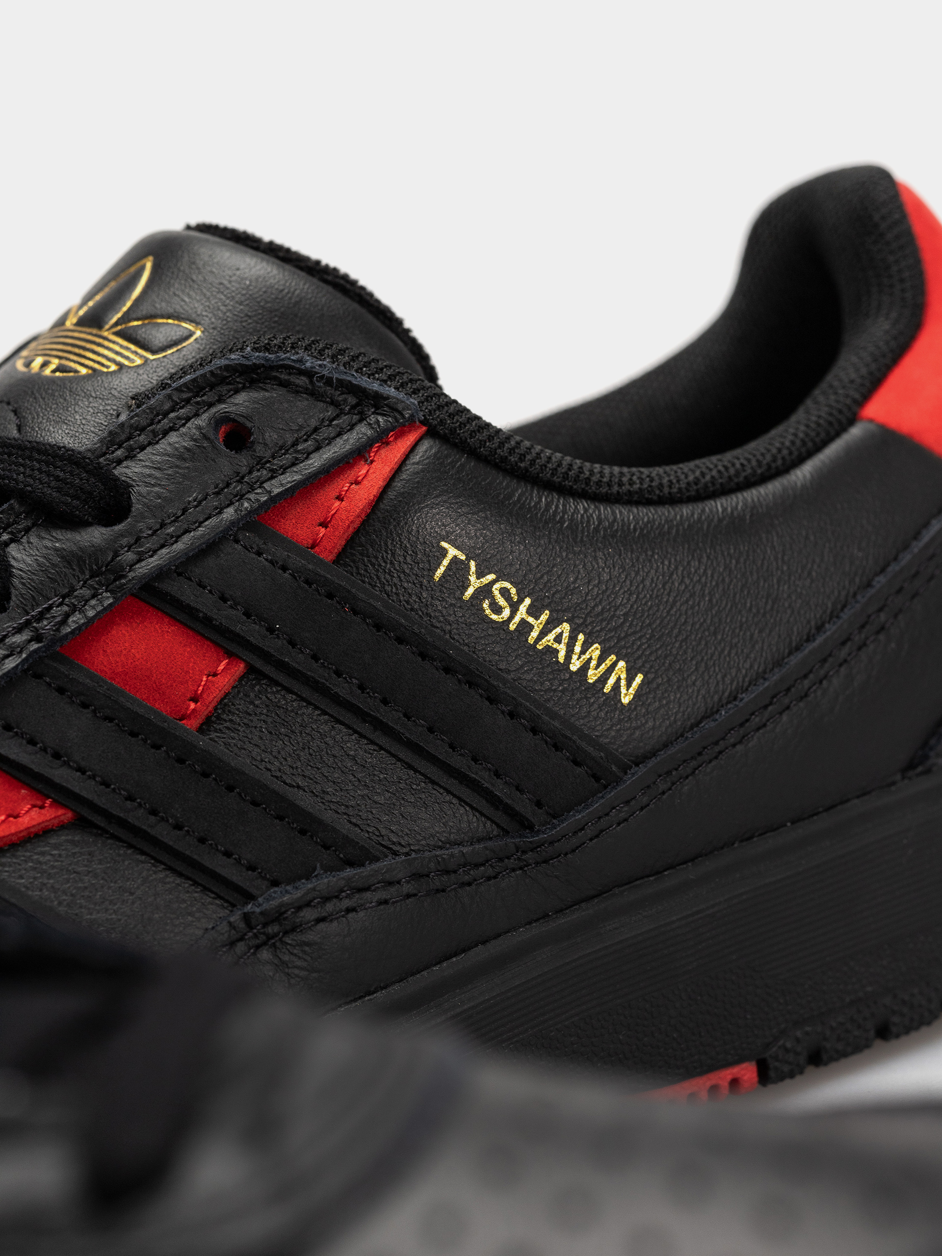 Buty adidas Tyshawn II (cblack/cblack/betsca)