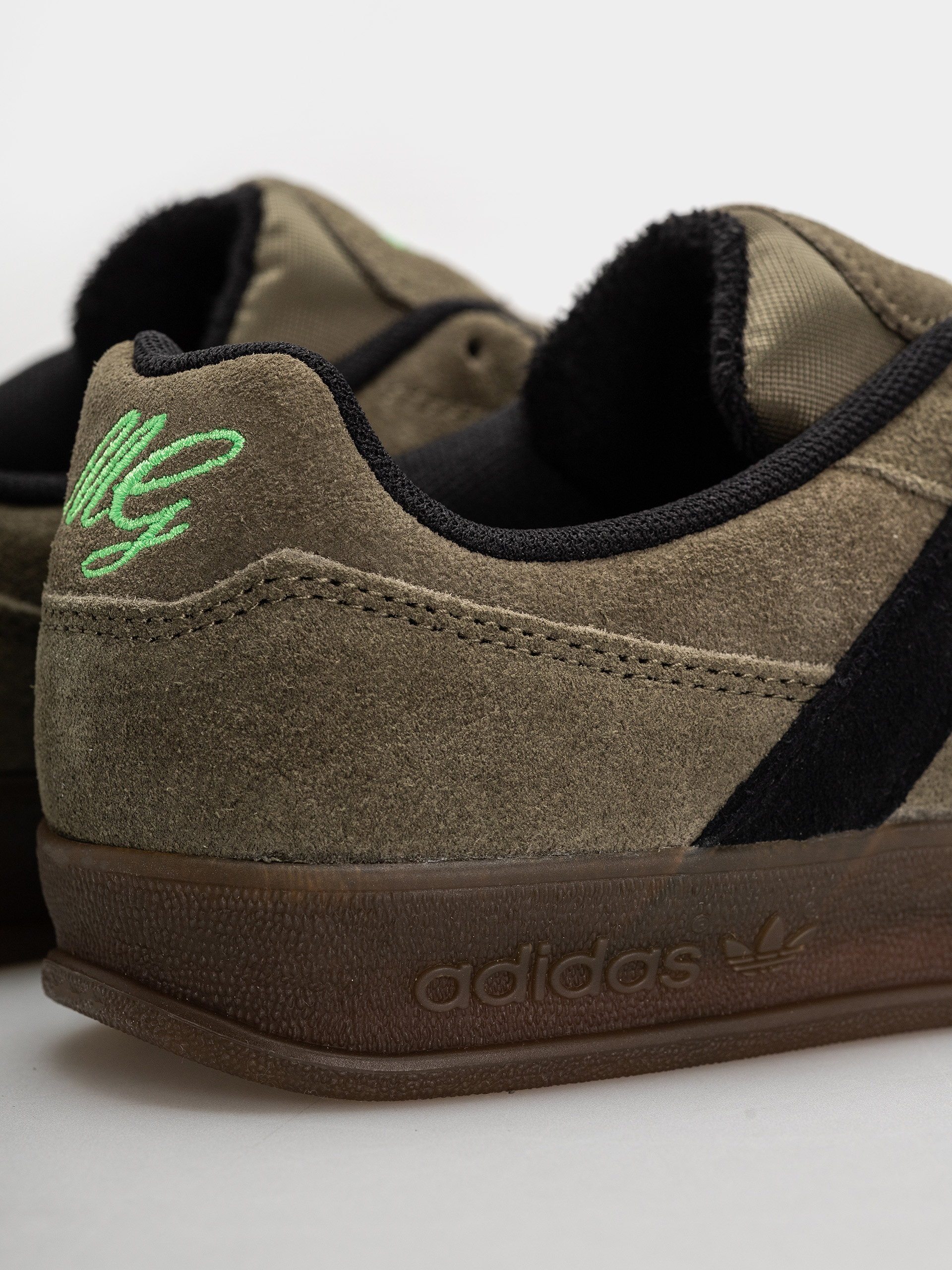 Buty adidas Aloha Super (olistr/cblack/gum5)