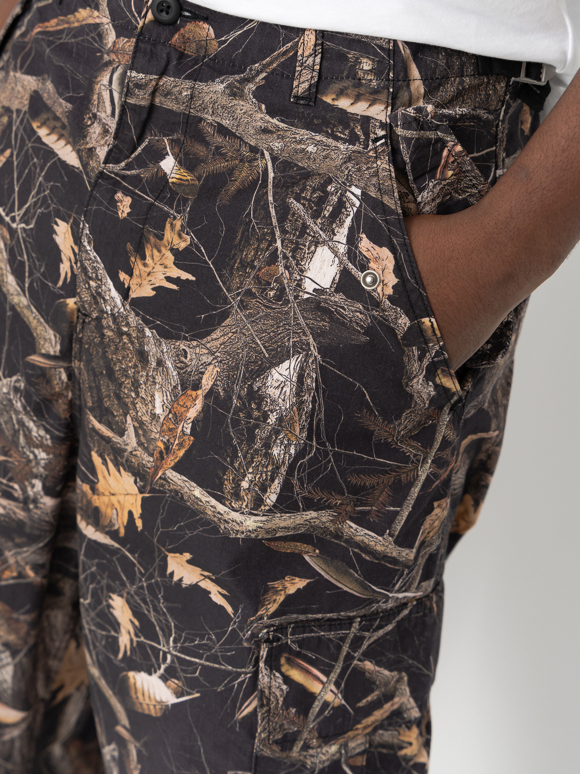 Spodnie Carhartt WIP Osborn Cargo (camo feather tree black/rinsed)