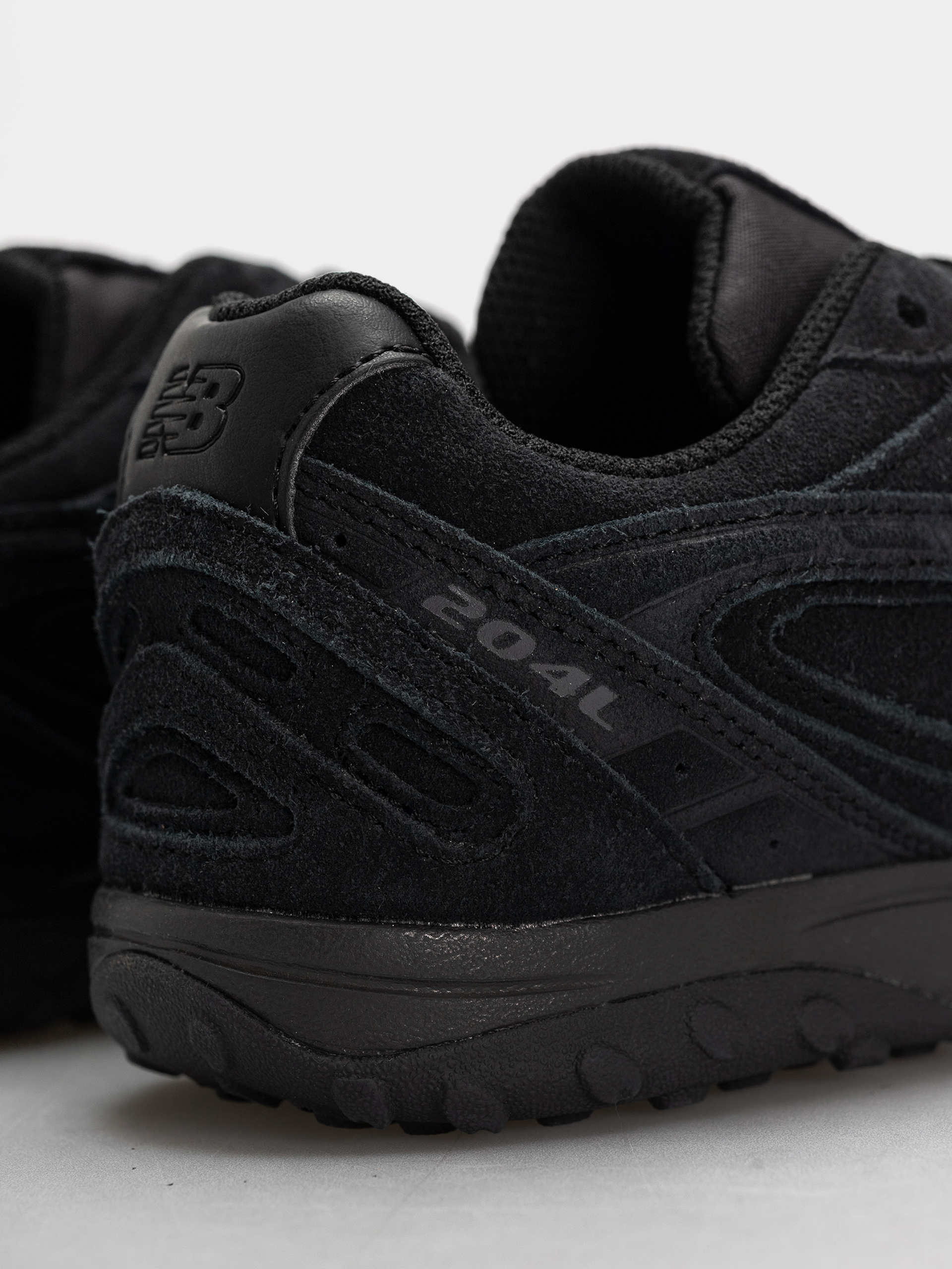 Buty New Balance 204L (black/black cement)
