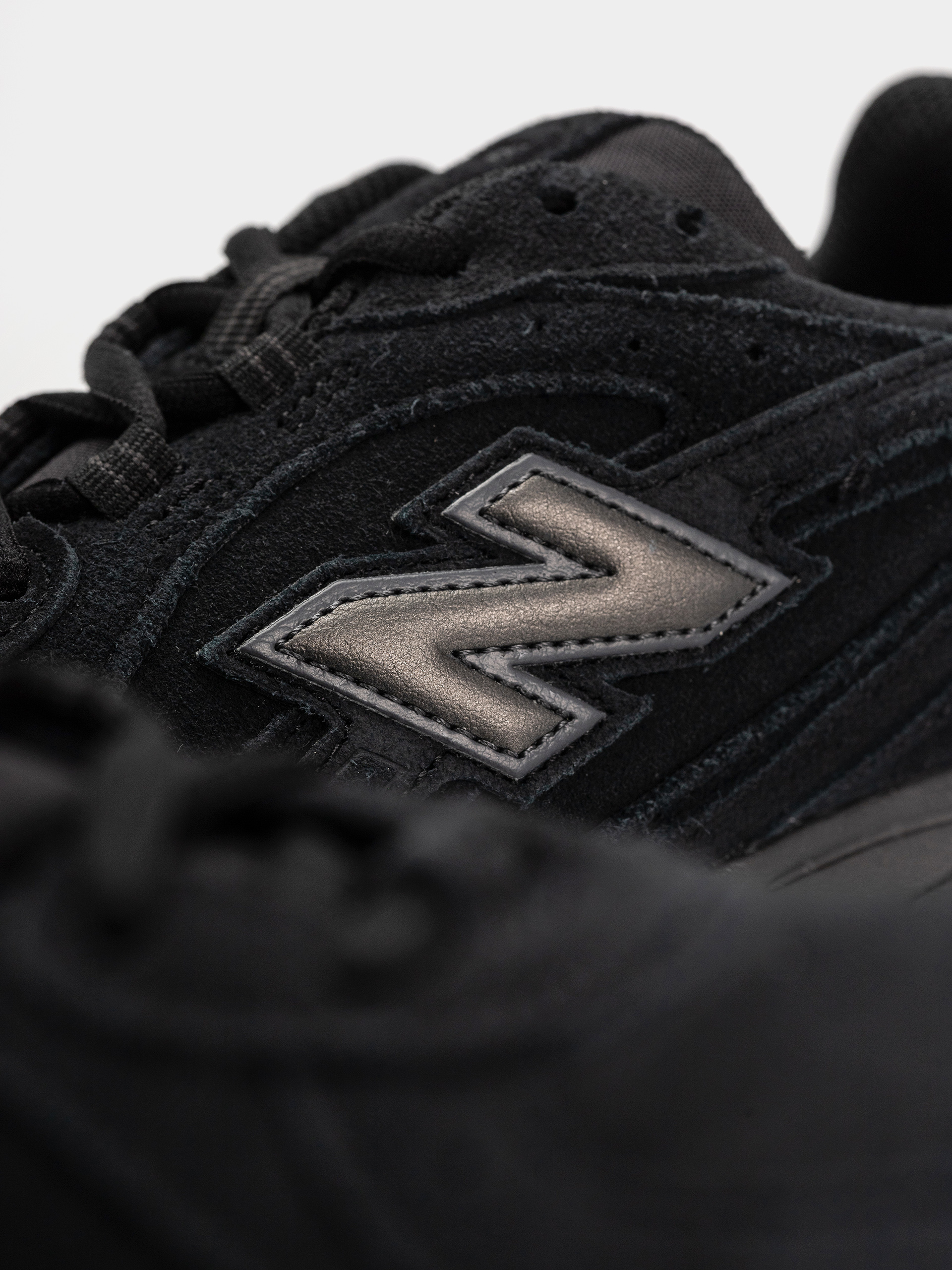 Buty New Balance 204L (black/black cement)