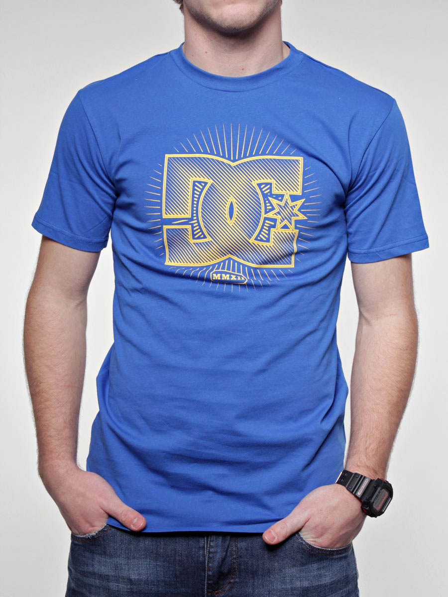 T-Shirt DC What It Is (olyblu)