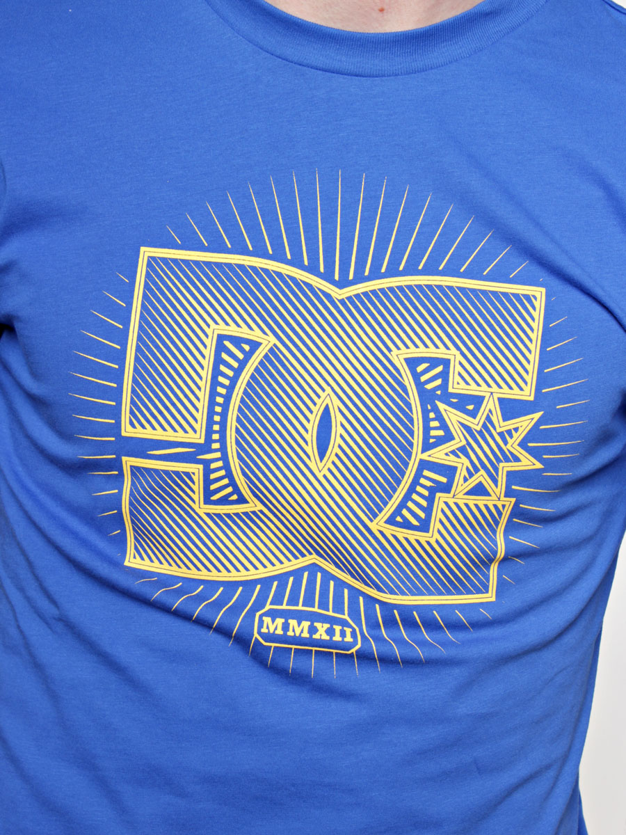 T-Shirt DC What It Is (olyblu)
