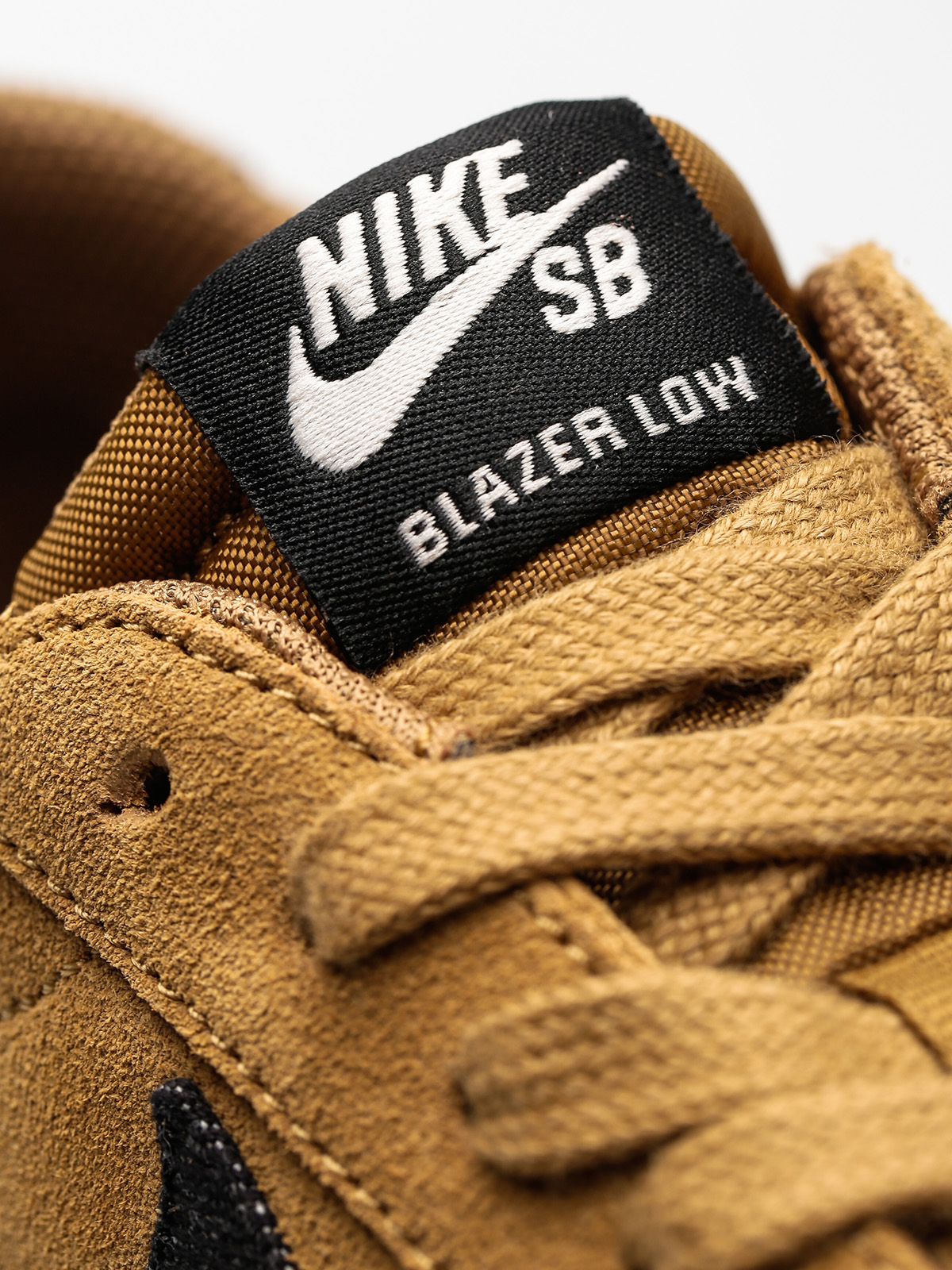 Buty Nike SB Zoom Blazer Low (golden beige/black sail gum light brown)