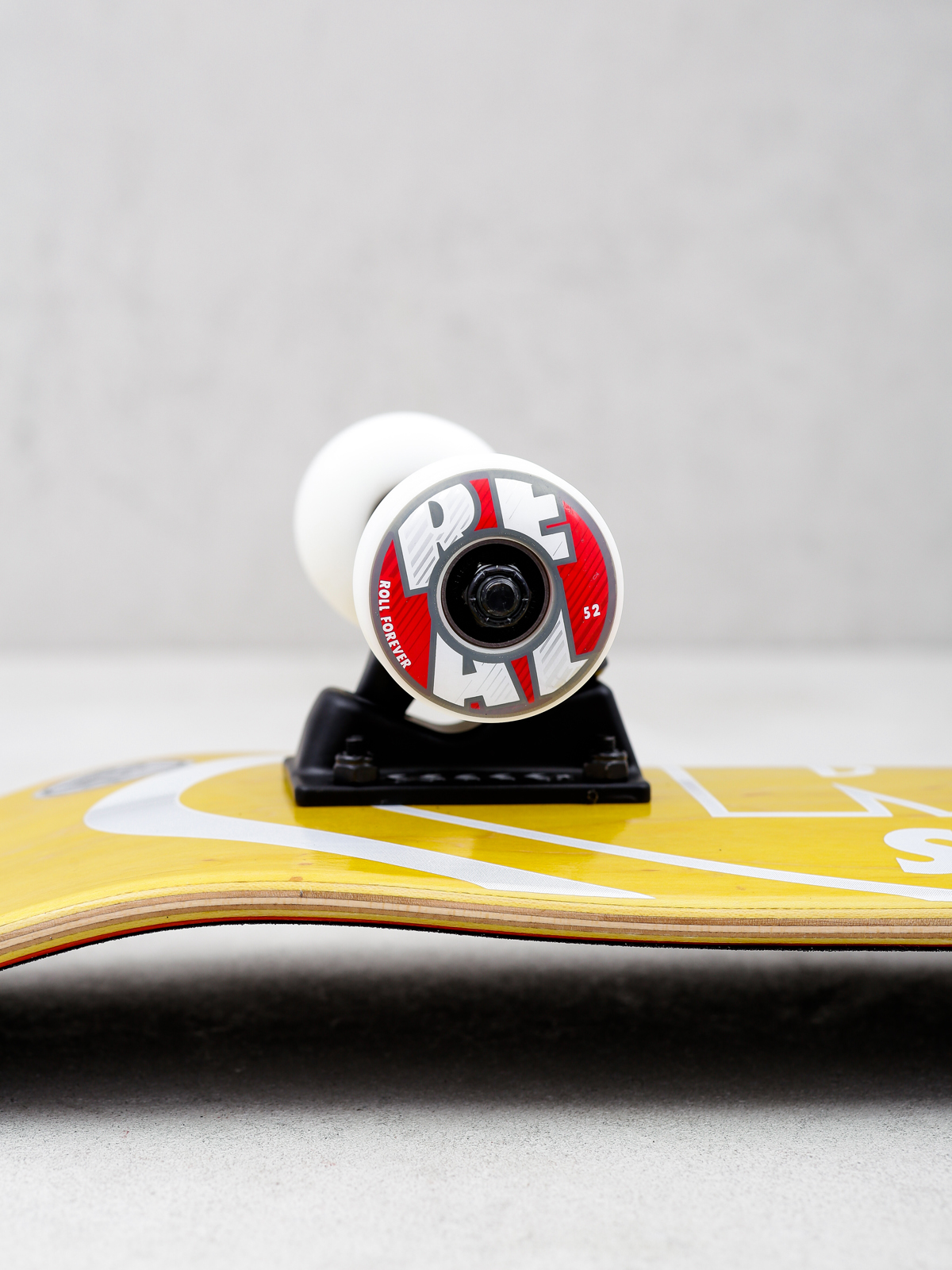 Deskorolka Real Metallic Oval Fades (yellow/red)