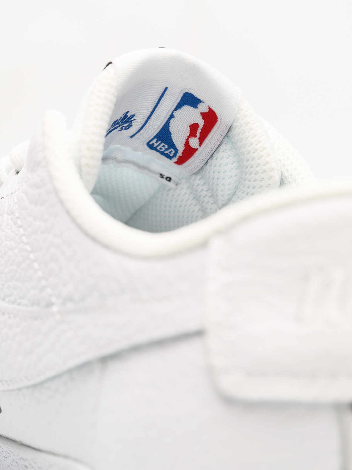 Buty Nike SB Sb Zoom Blazer Low NBA (white/white rush blue university red)
